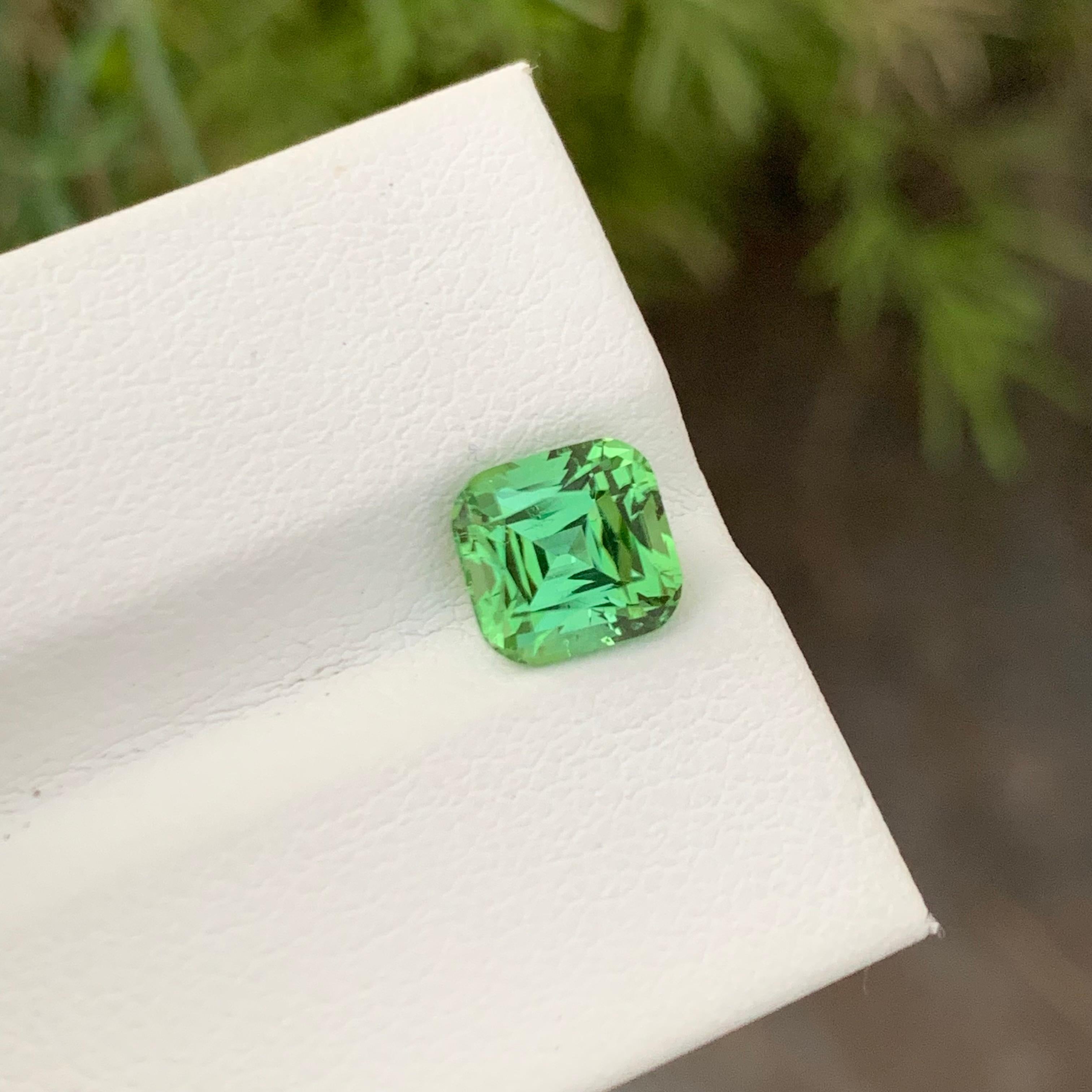 Taille coussin Tourmaline verte brillante non sertie de 2,10 carats de forme coussin pour bague en vente