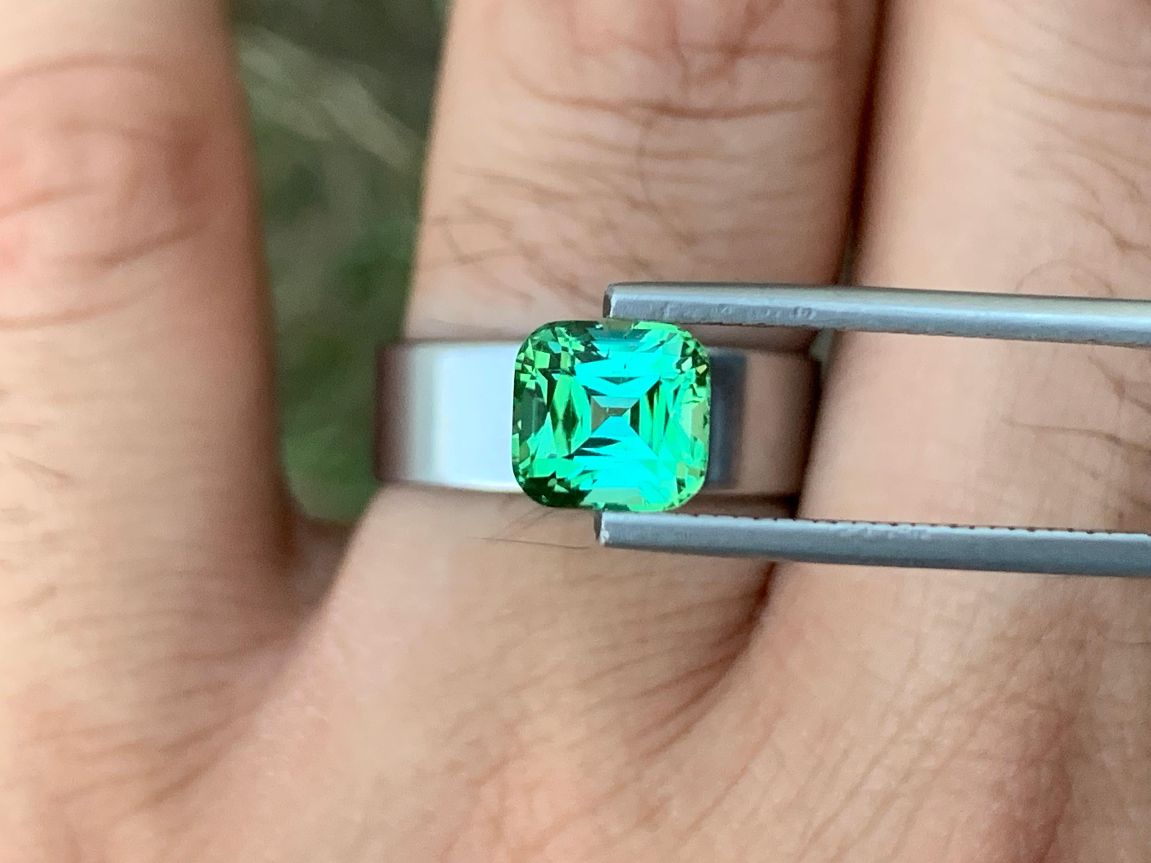 Tourmaline verte brillante non sertie de 2,10 carats de forme coussin pour bague Neuf - En vente à Peshawar, PK