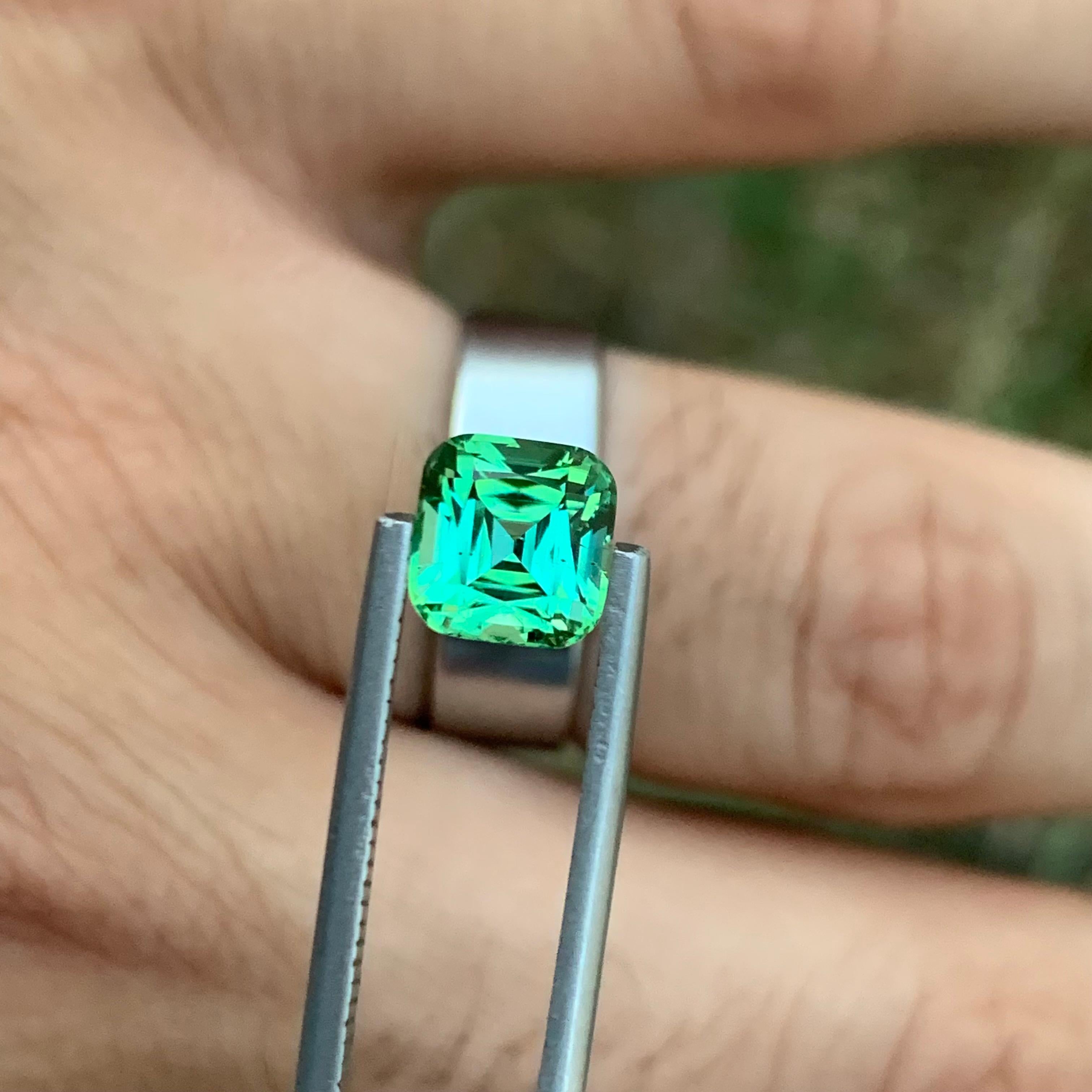 Tourmaline verte brillante non sertie de 2,10 carats de forme coussin pour bague Unisexe en vente