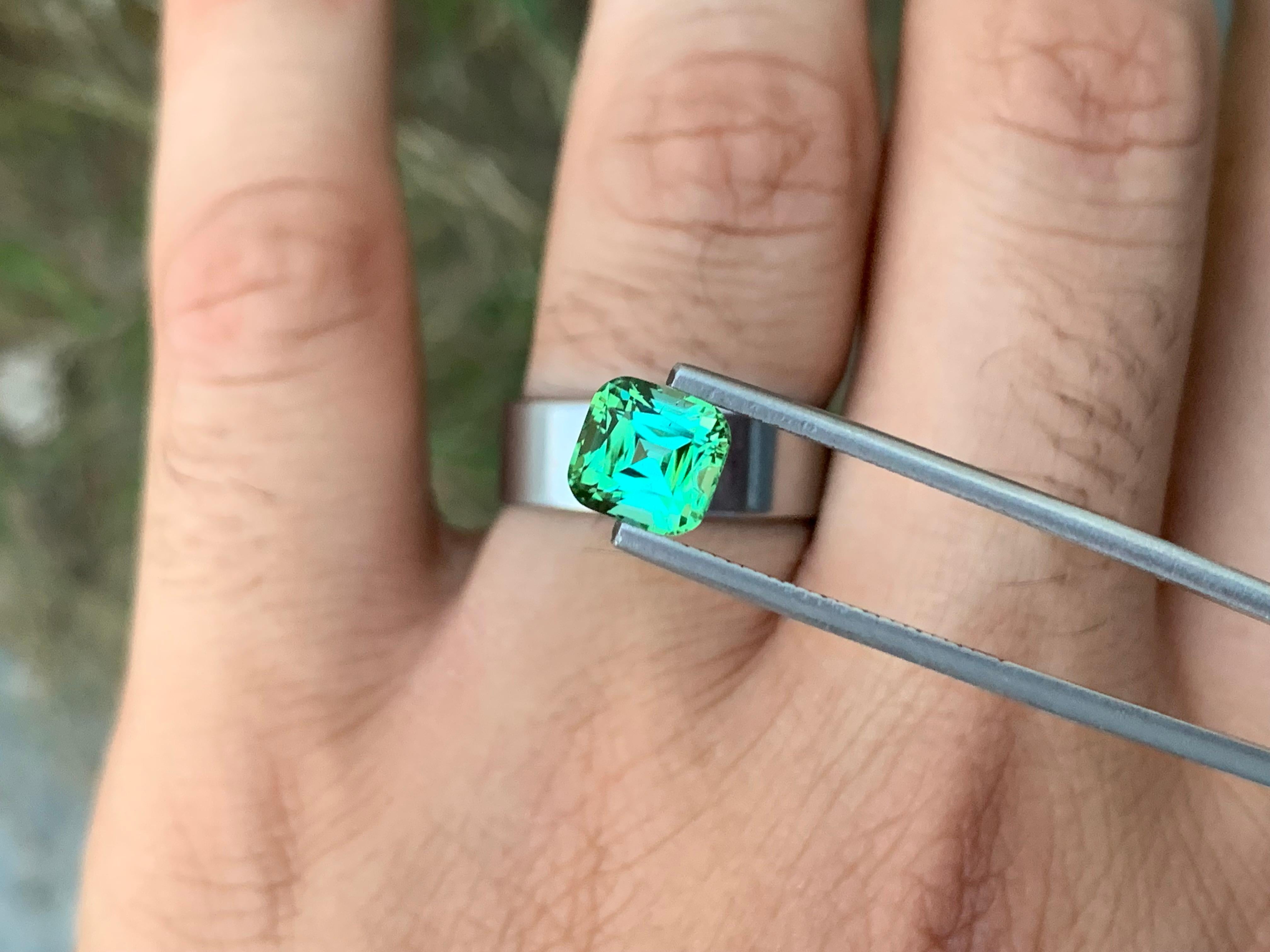 Tourmaline verte brillante non sertie de 2,10 carats de forme coussin pour bague en vente 1
