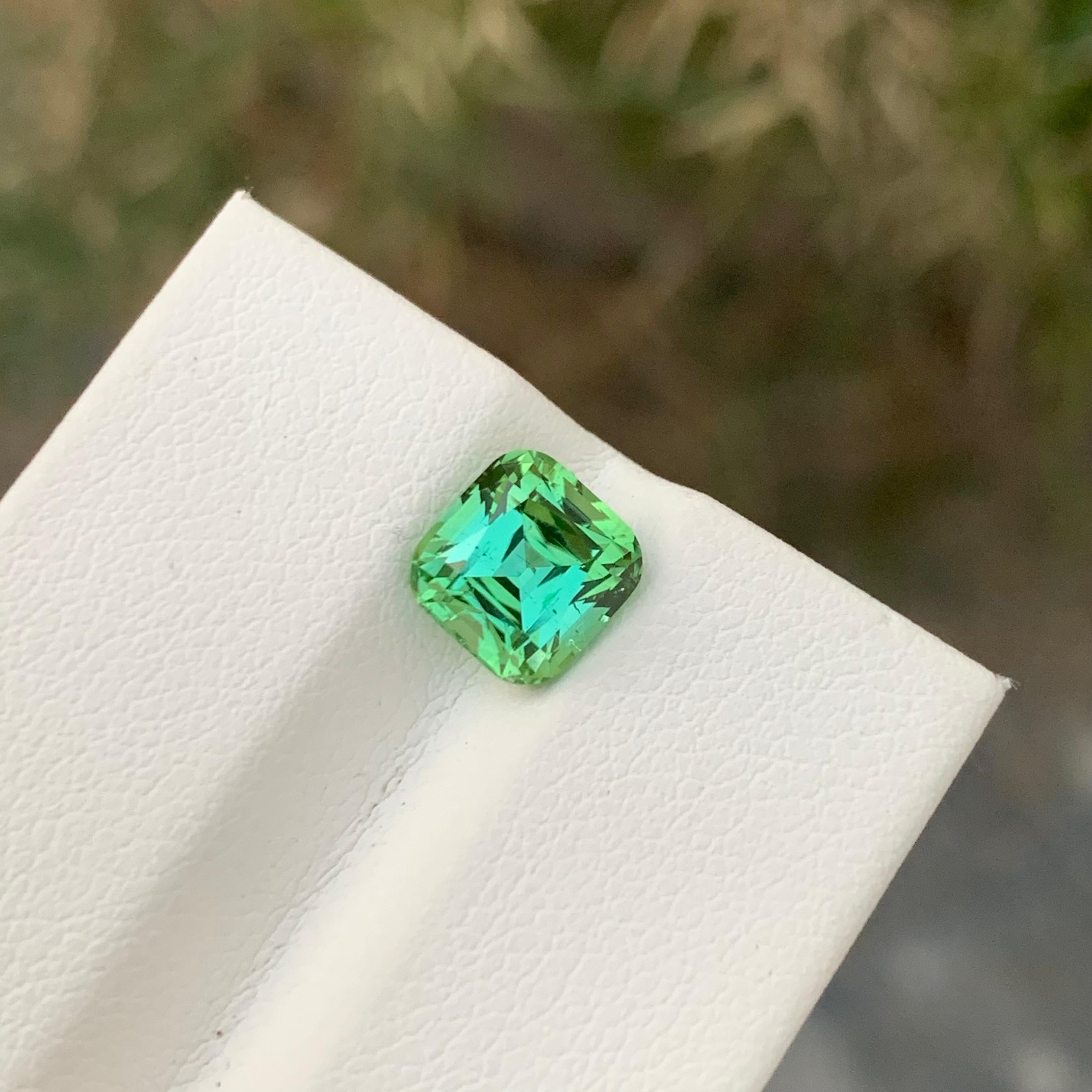 Tourmaline verte brillante non sertie de 2,10 carats de forme coussin pour bague en vente 2
