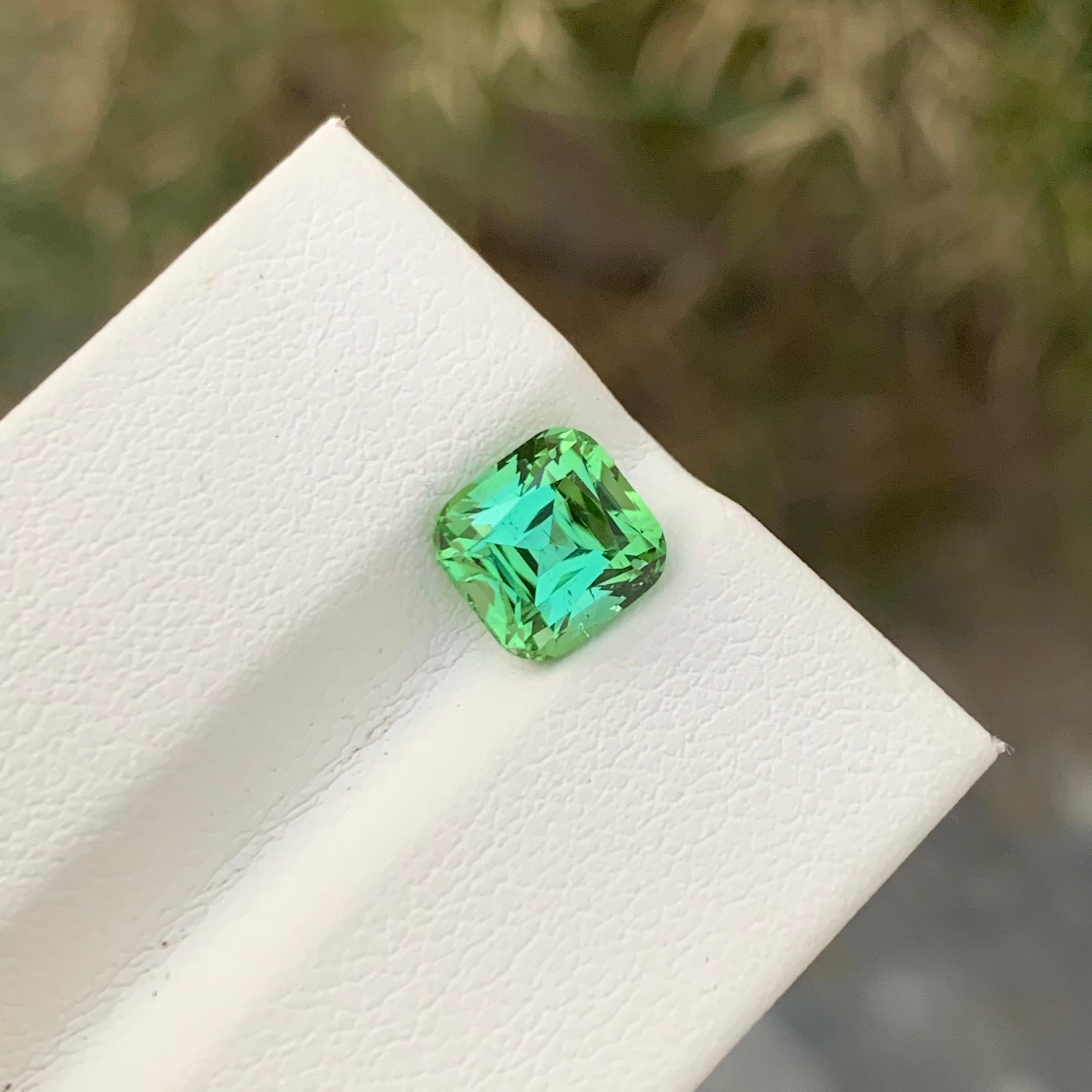 Tourmaline verte brillante non sertie de 2,10 carats de forme coussin pour bague en vente 3