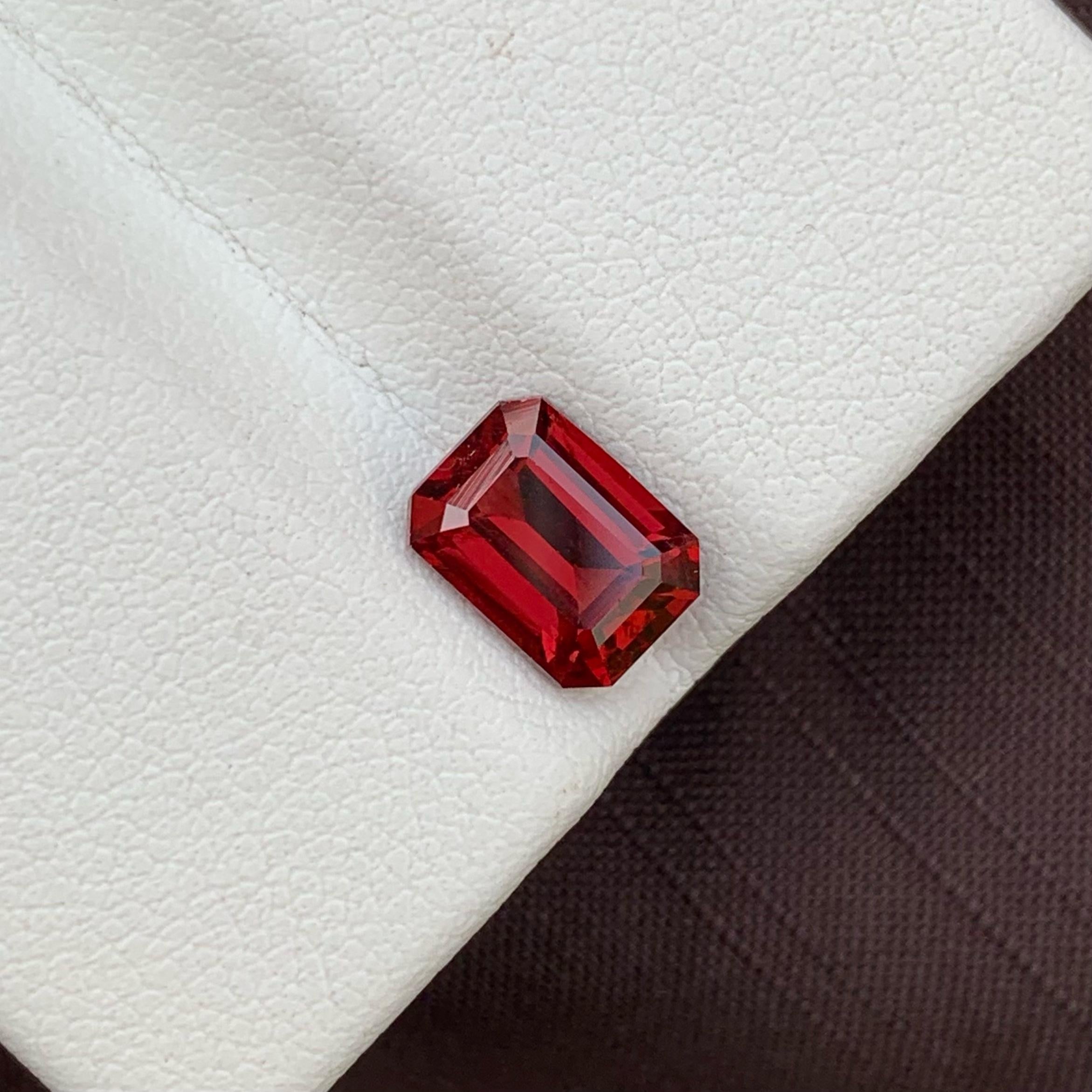 Pierre précieuse non sertie, grenat rouge vif de 2,10 carats, bijouterie d'art Unisexe en vente