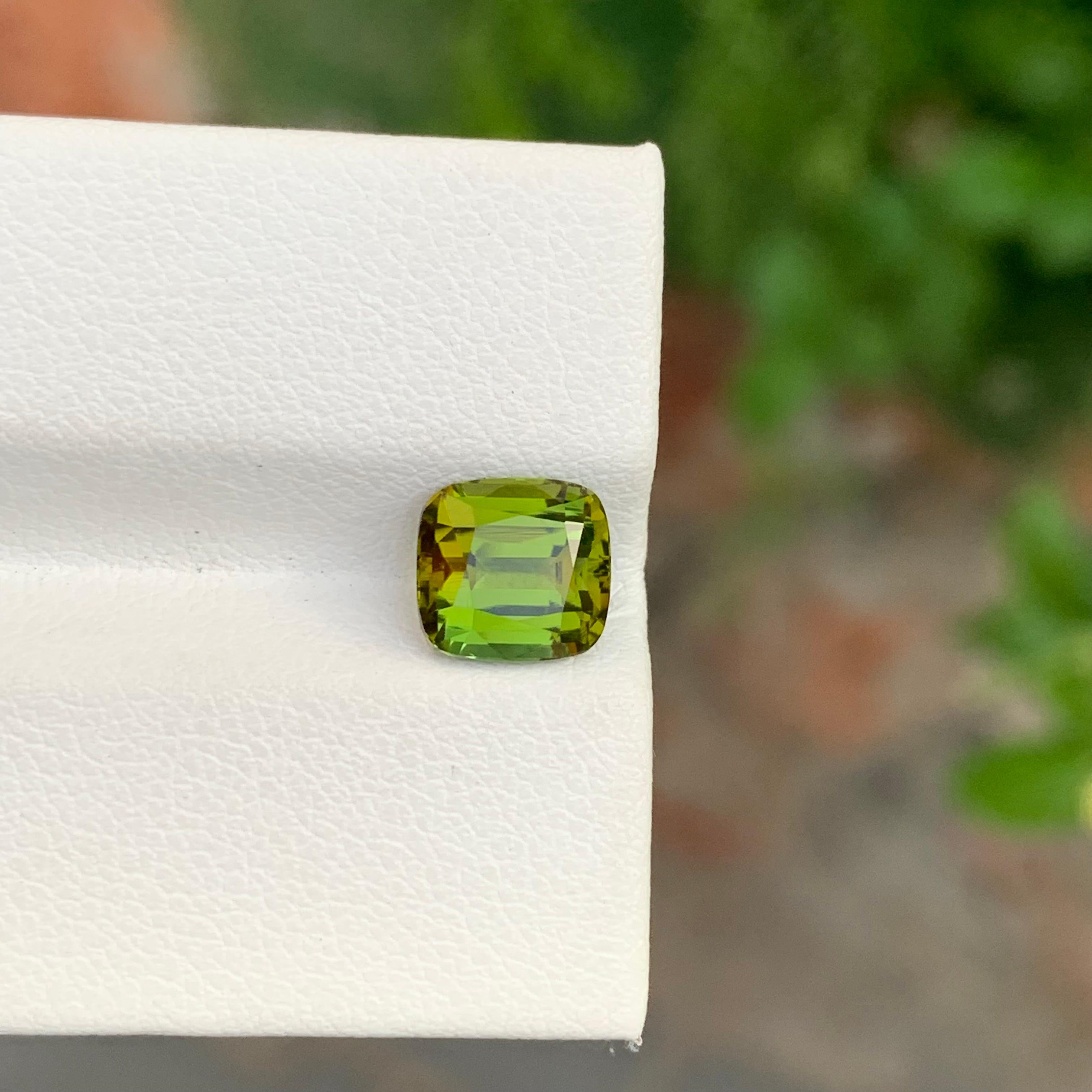 2.10 Karat natürlicher loser grüner Turmalin in Kissenform in Kissenform für Schmuck (Arts and Crafts) im Angebot