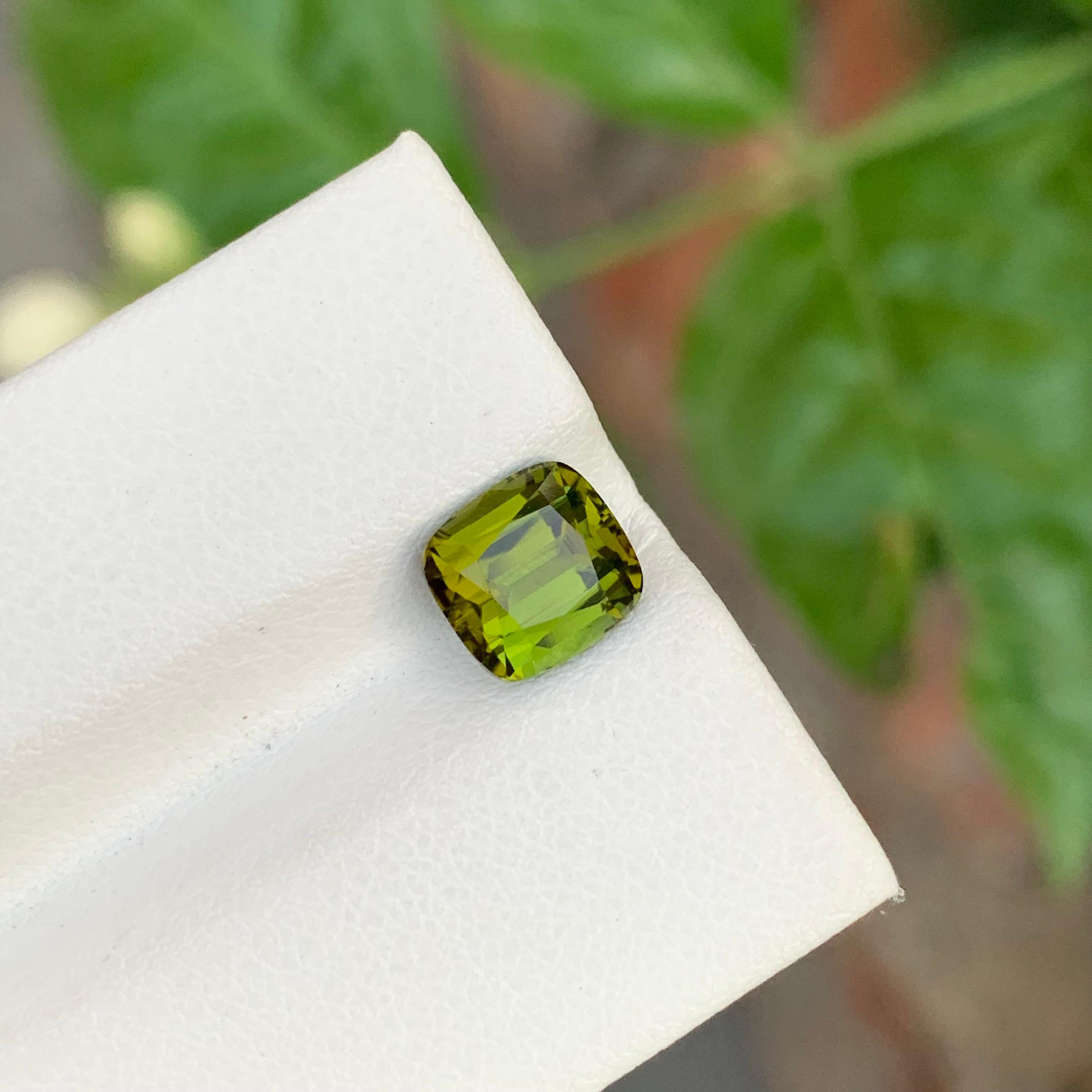 2.10 Karat natürlicher loser grüner Turmalin in Kissenform in Kissenform für Schmuck für Damen oder Herren im Angebot