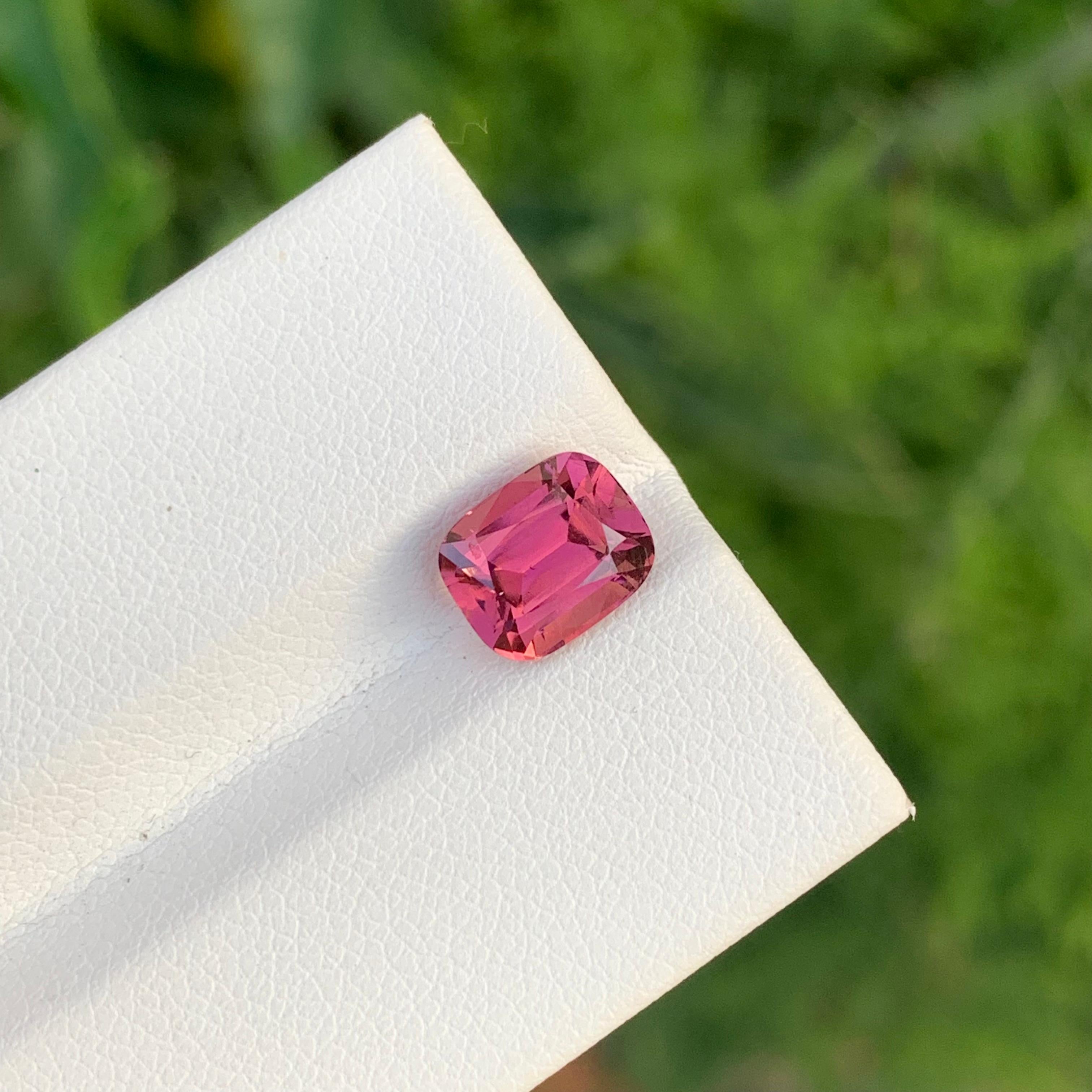 Arts and Crafts Tourmaline rose vif naturelle non sertie de 2,10 carats en forme de coussin pour bijoux en vente