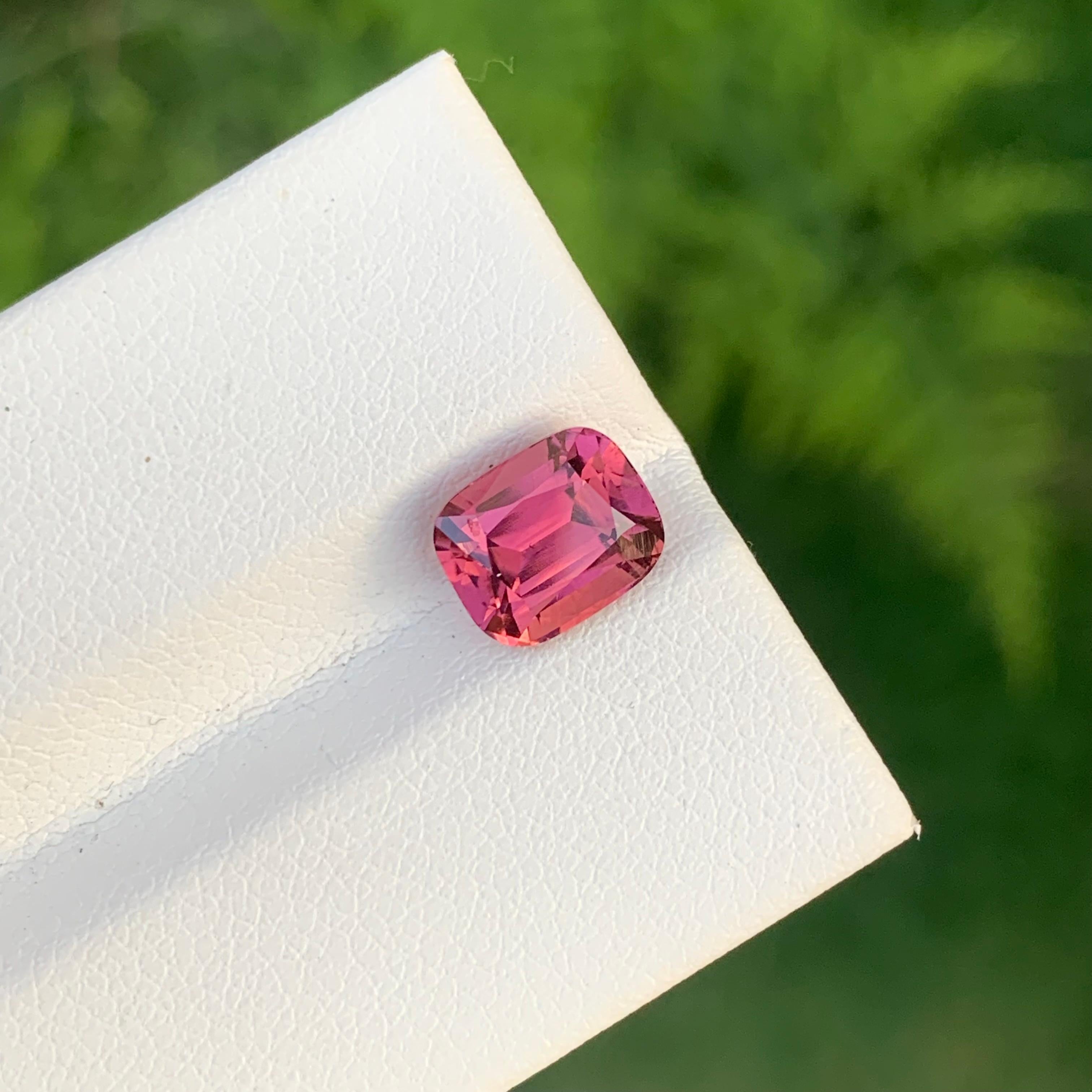 Taille coussin Tourmaline rose vif naturelle non sertie de 2,10 carats en forme de coussin pour bijoux en vente