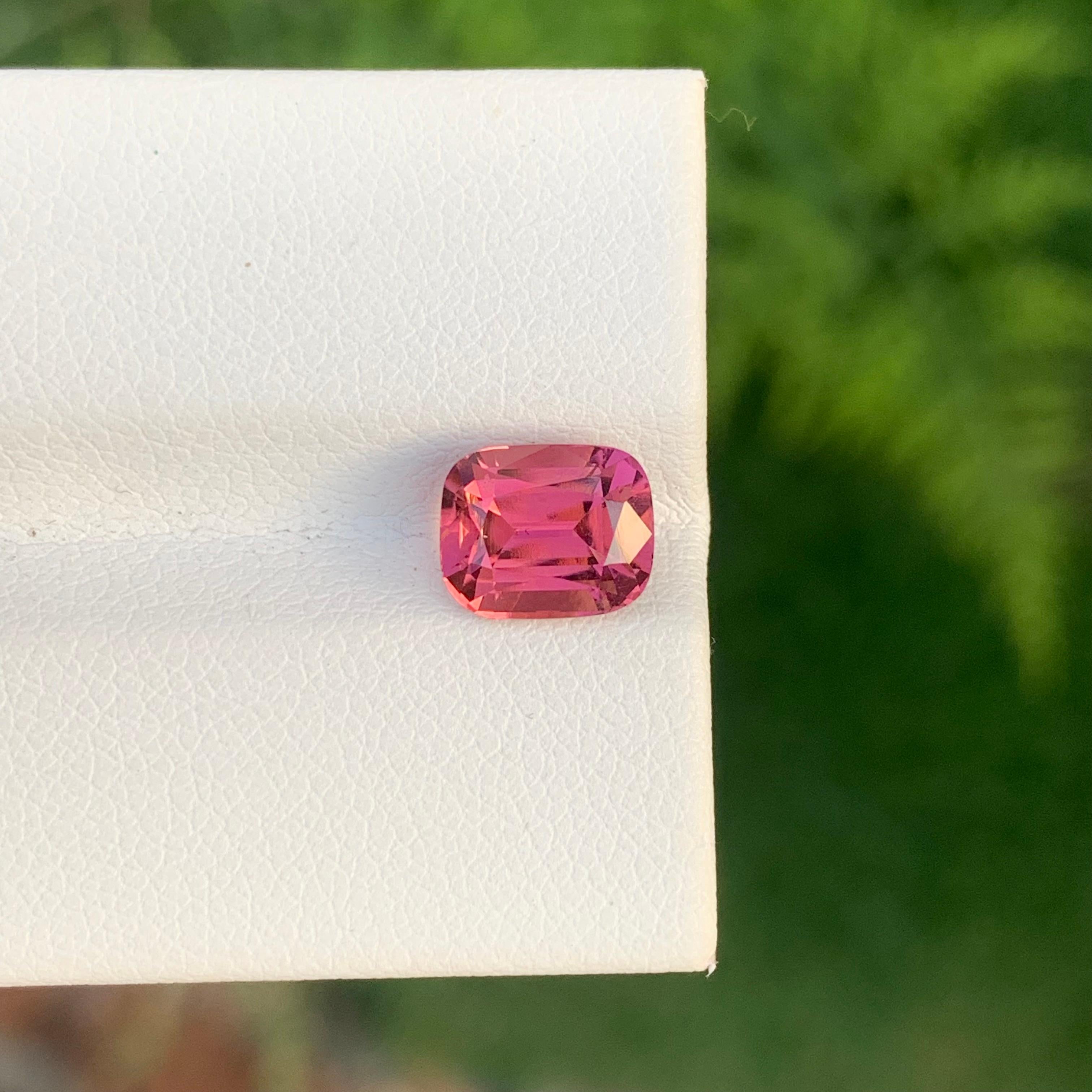 Tourmaline rose vif naturelle non sertie de 2,10 carats en forme de coussin pour bijoux Neuf - En vente à Peshawar, PK