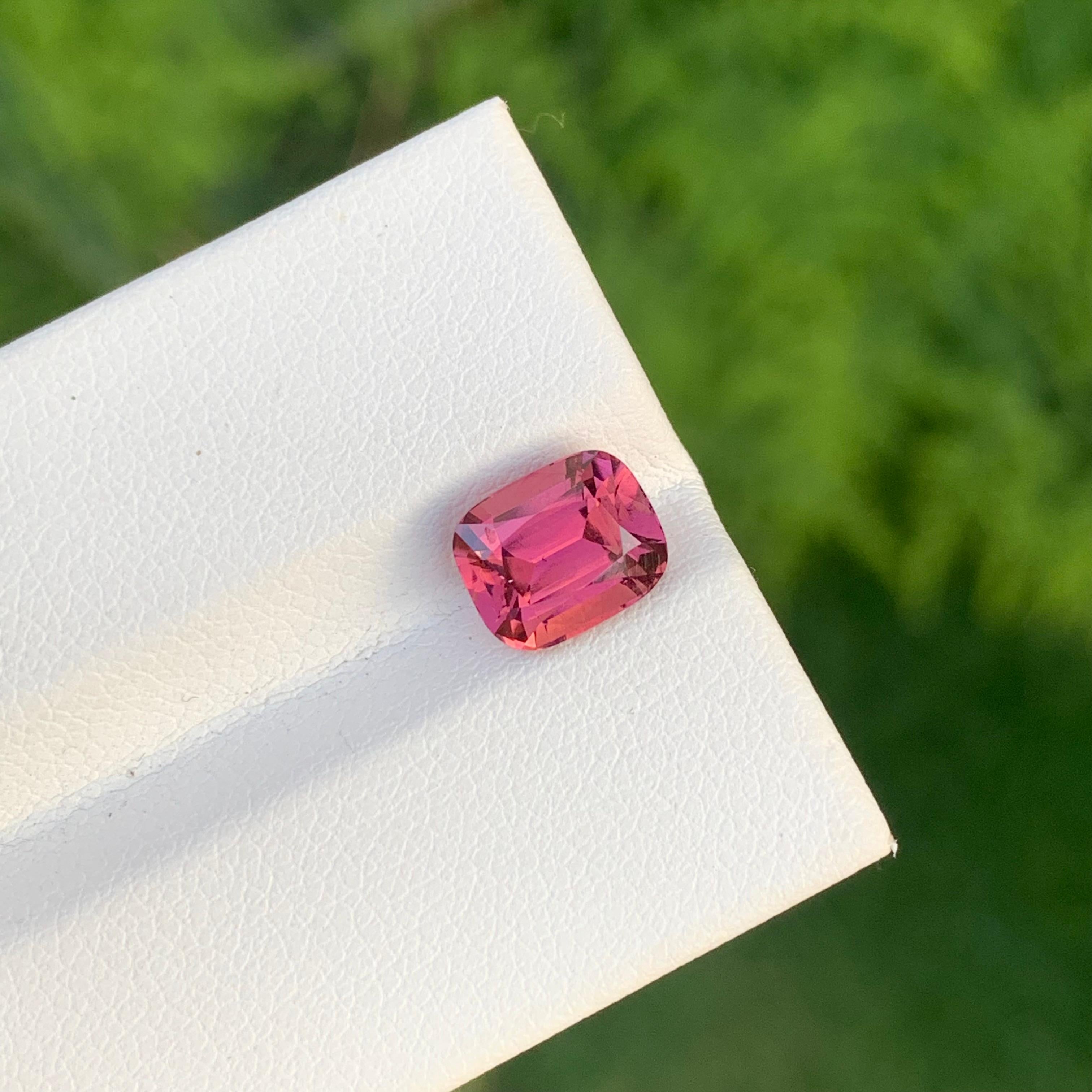 Tourmaline rose vif naturelle non sertie de 2,10 carats en forme de coussin pour bijoux Unisexe en vente