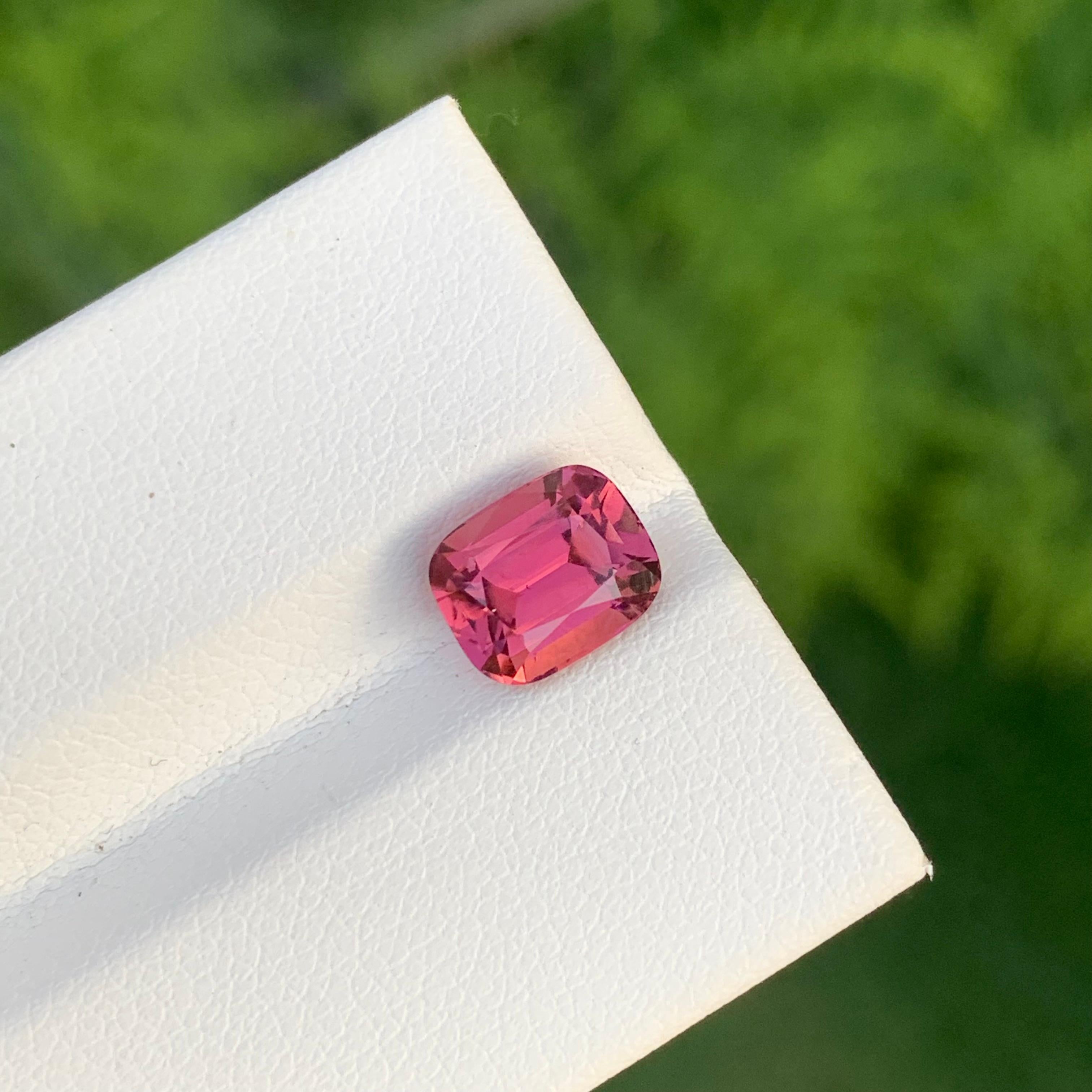 Tourmaline rose vif naturelle non sertie de 2,10 carats en forme de coussin pour bijoux en vente 1