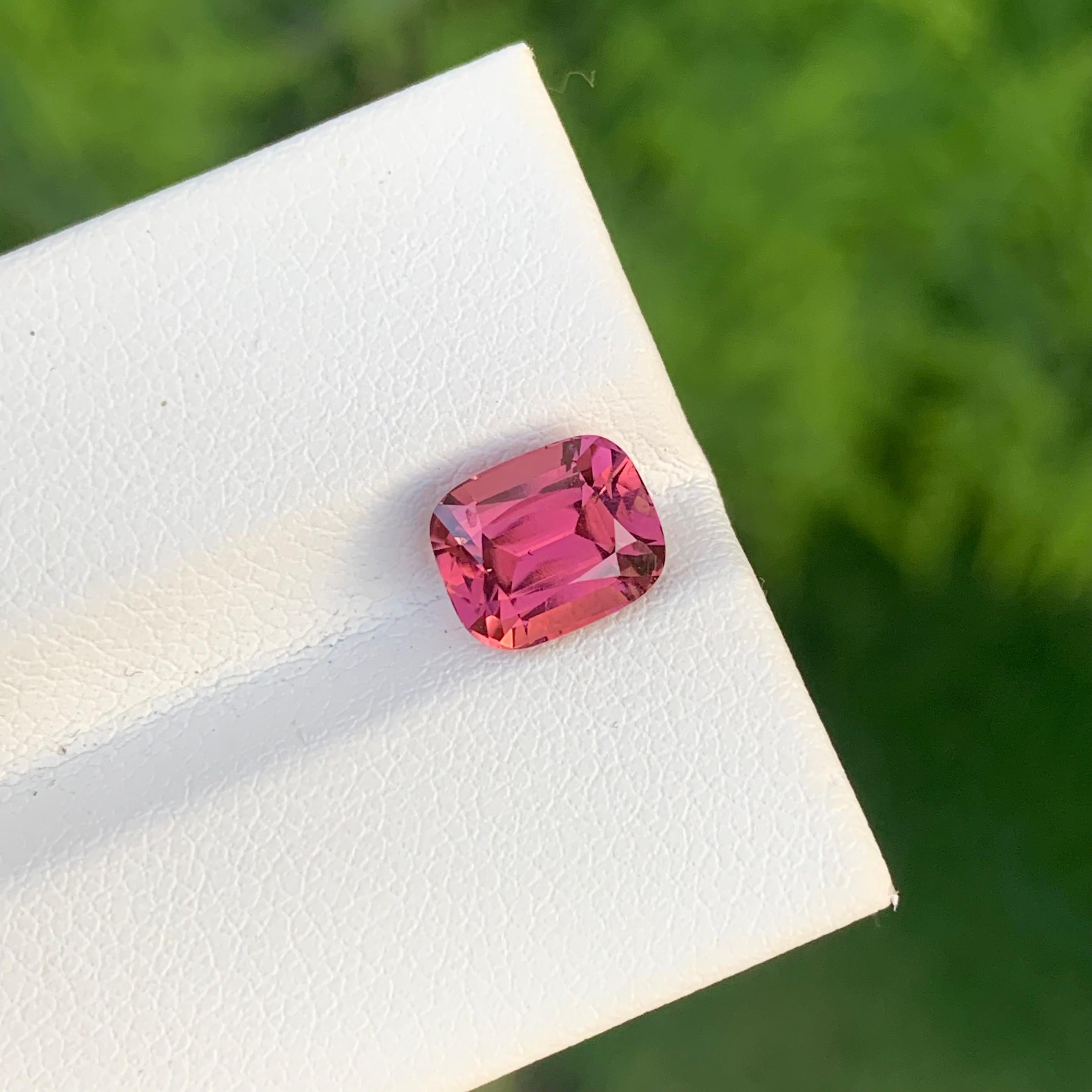 Tourmaline rose vif naturelle non sertie de 2,10 carats en forme de coussin pour bijoux en vente 2