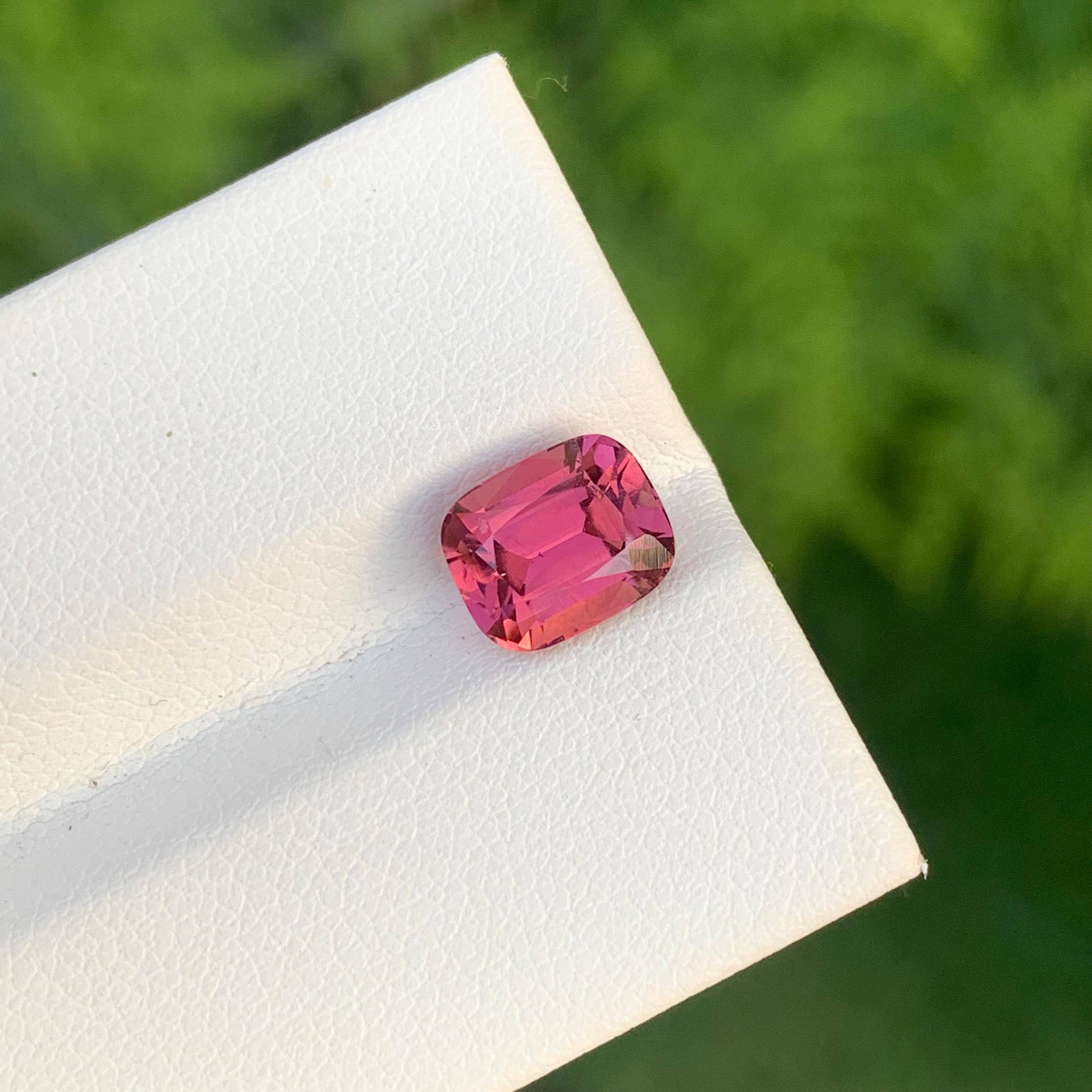 Tourmaline rose vif naturelle non sertie de 2,10 carats en forme de coussin pour bijoux en vente 3