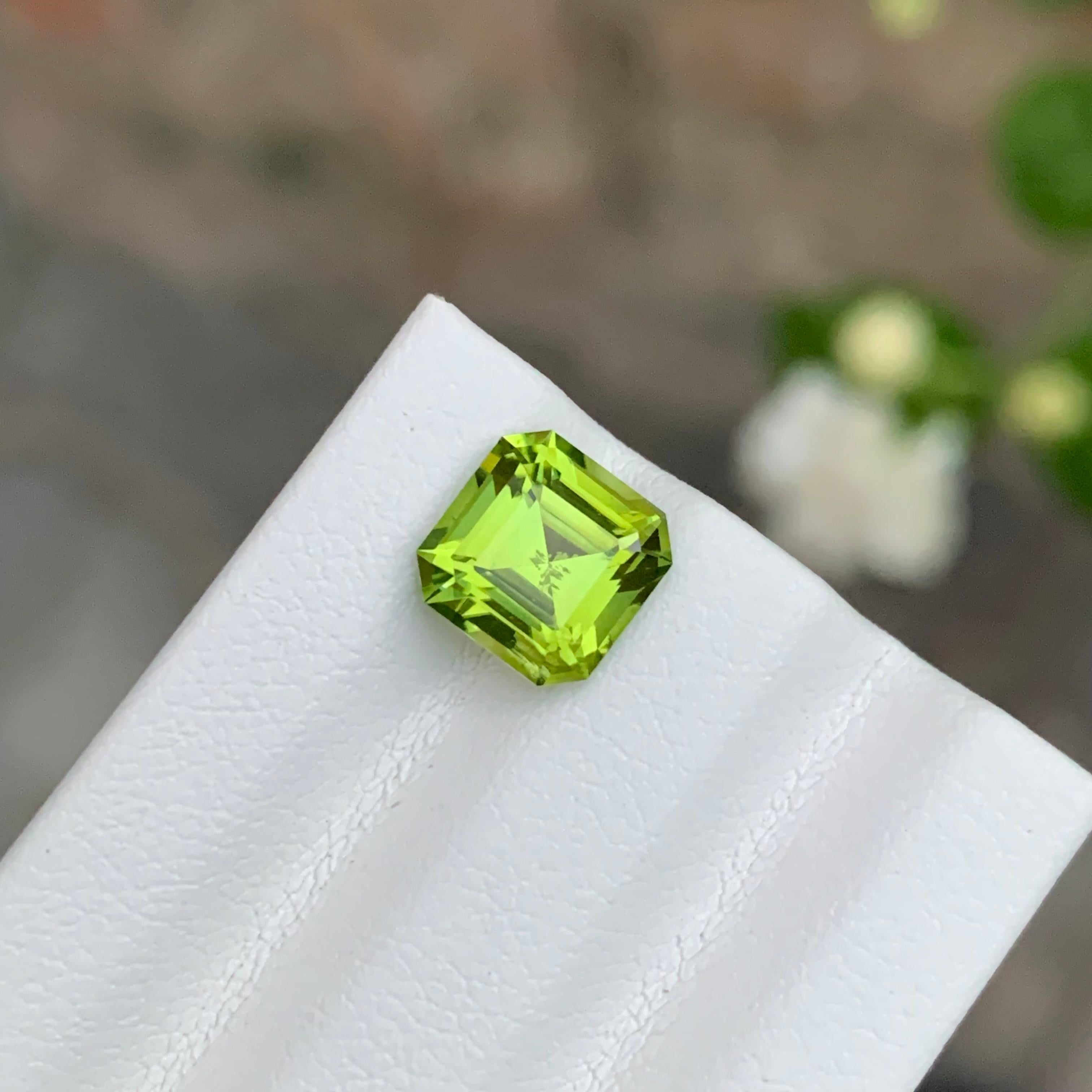 Arts and Crafts 2.10 Carat Natural Loose Green Peridot Asscher Shape Gemstone For Ring (Peridot vert en forme d'anneau) en vente