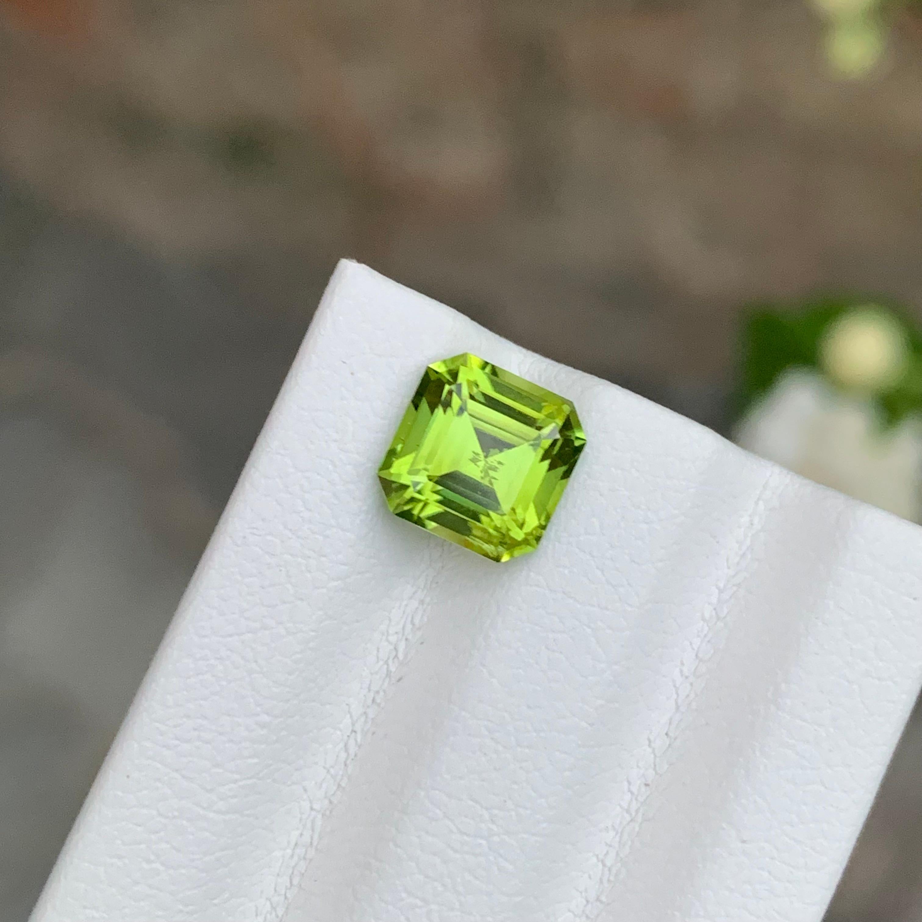 2.10 Carat Natural Loose Green Peridot Asscher Shape Gemstone For Ring (Peridot vert en forme d'anneau) Neuf - En vente à Peshawar, PK