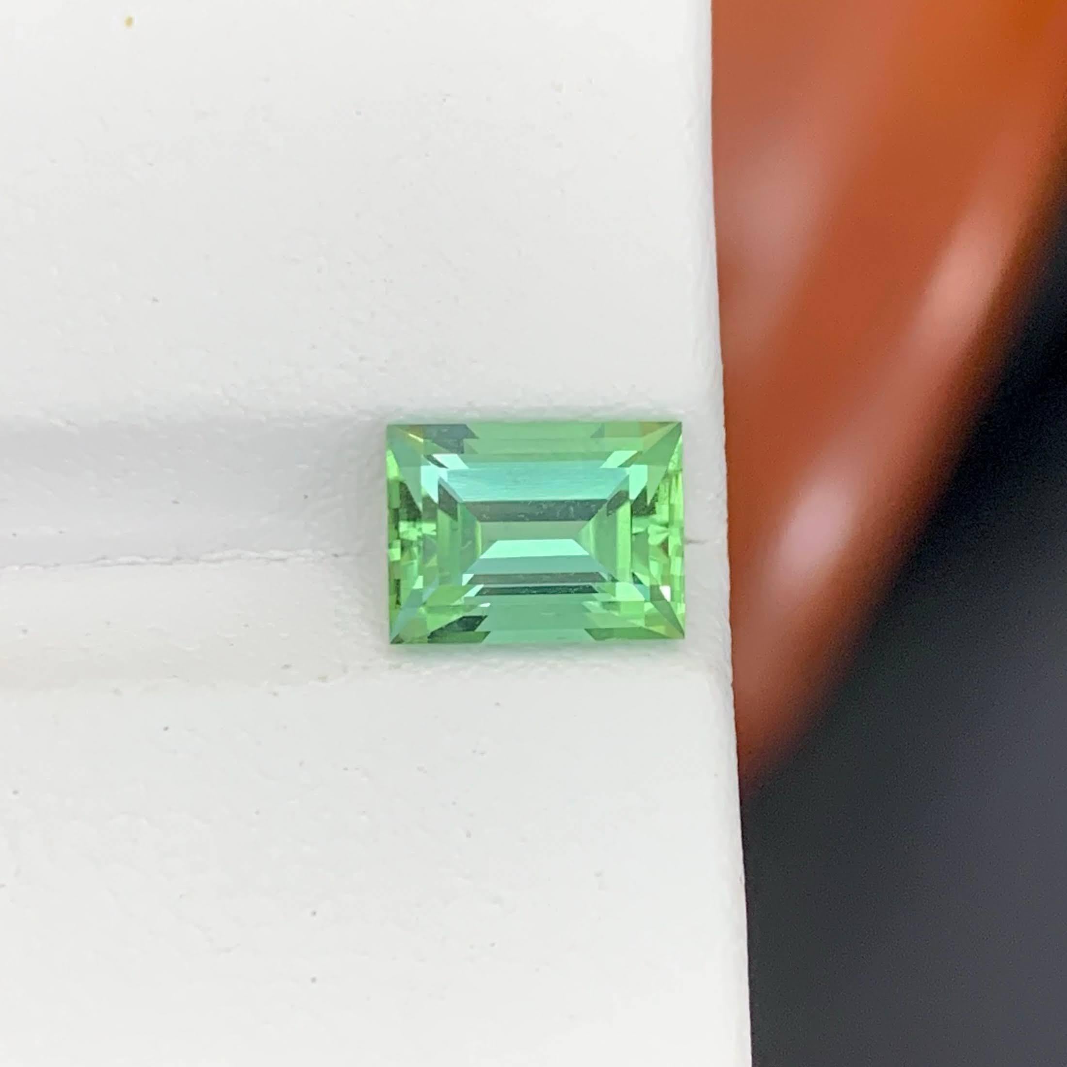 Poids 2,10 carats 
Dimensions 8.5x6.3x5.0
Traitement Aucun 
Origine afghane 
Clarity Loup Clean 
Forme Coupe Baguette 




Cette élégante tourmaline vert menthe de 2,10 carats présente une teinte verte douce et rafraîchissante, caractéristique d'un