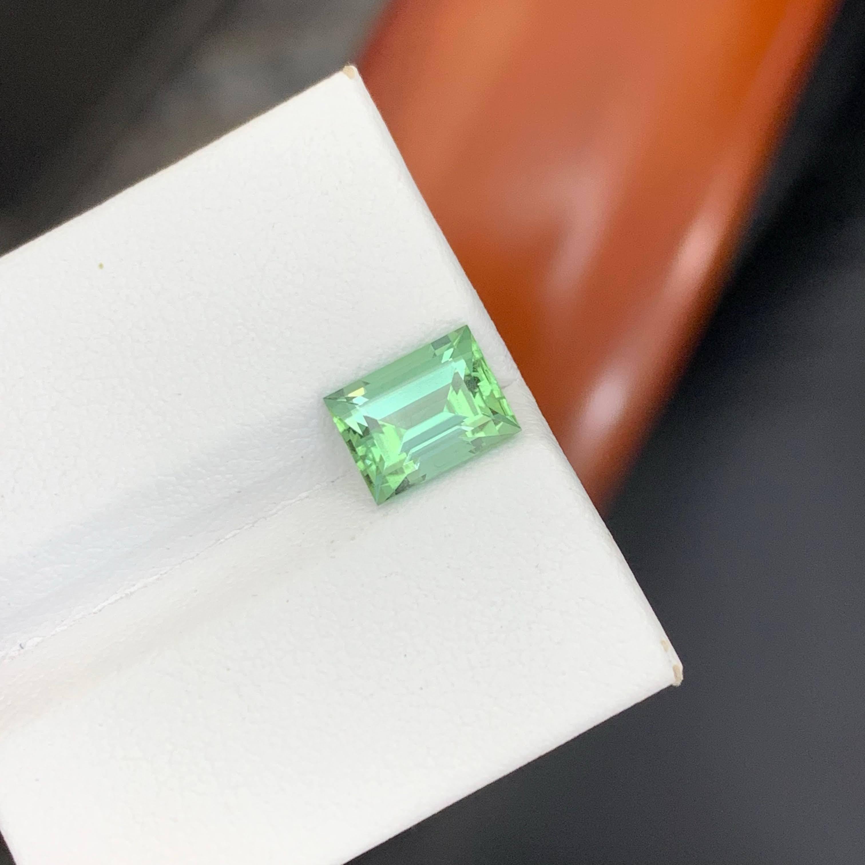 Taille baguette 2.10 Carat Natural Loose Mint Green Tourmaline Baguette Cut Afghan Gemstone (pierre précieuse afghane) en vente
