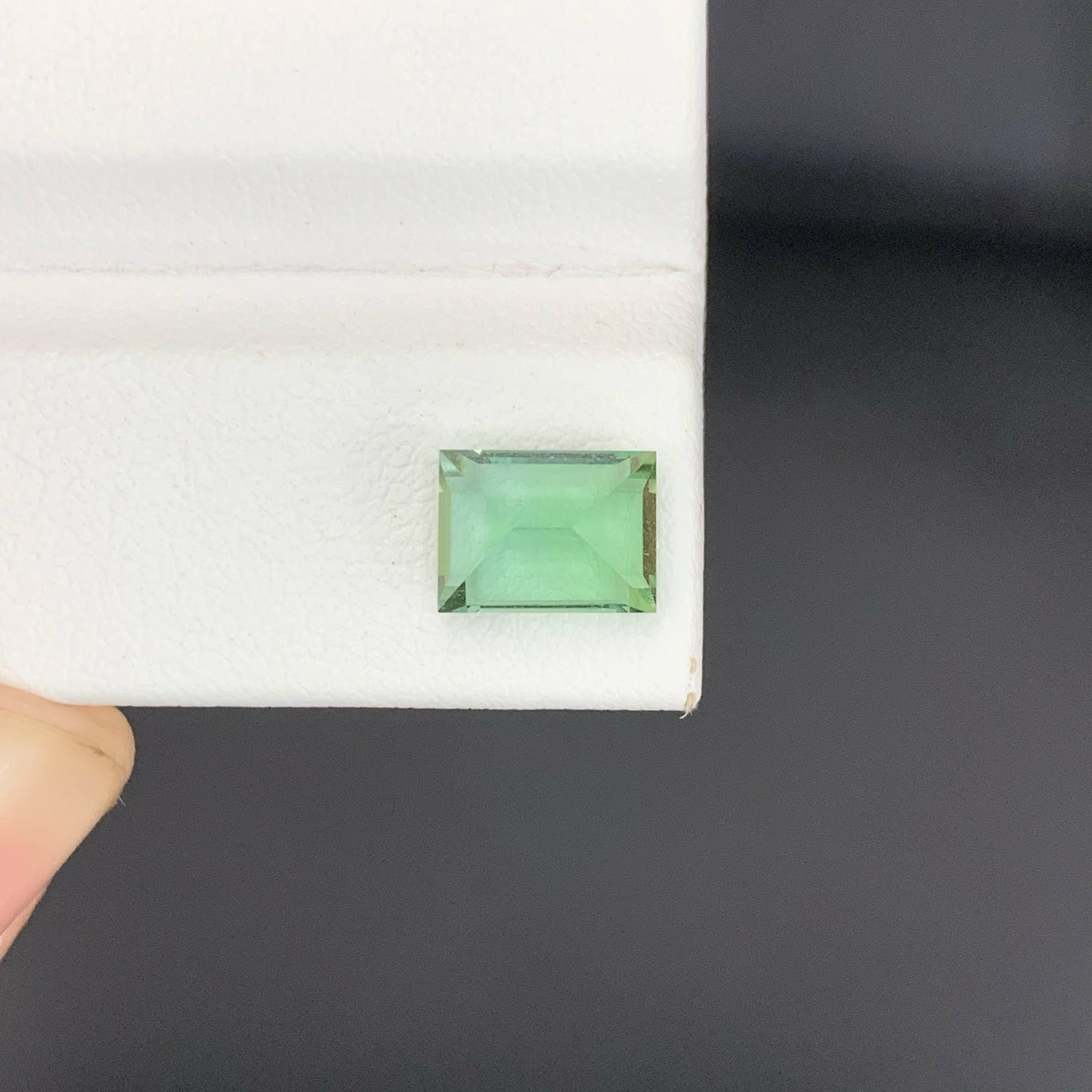 2.10 Carat Natural Loose Mint Green Tourmaline Baguette Cut Afghan Gemstone (pierre précieuse afghane) Unisexe en vente