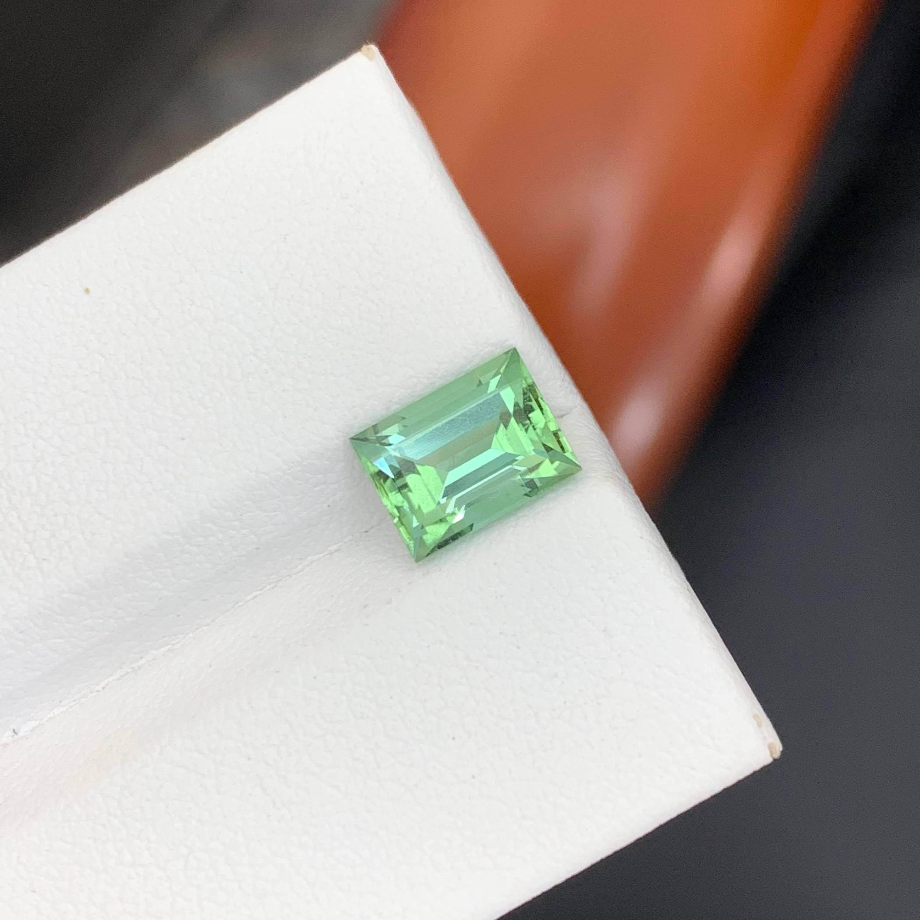 2.10 Carat Natural Loose Mint Green Tourmaline Baguette Cut Afghan Gemstone (pierre précieuse afghane) en vente 2