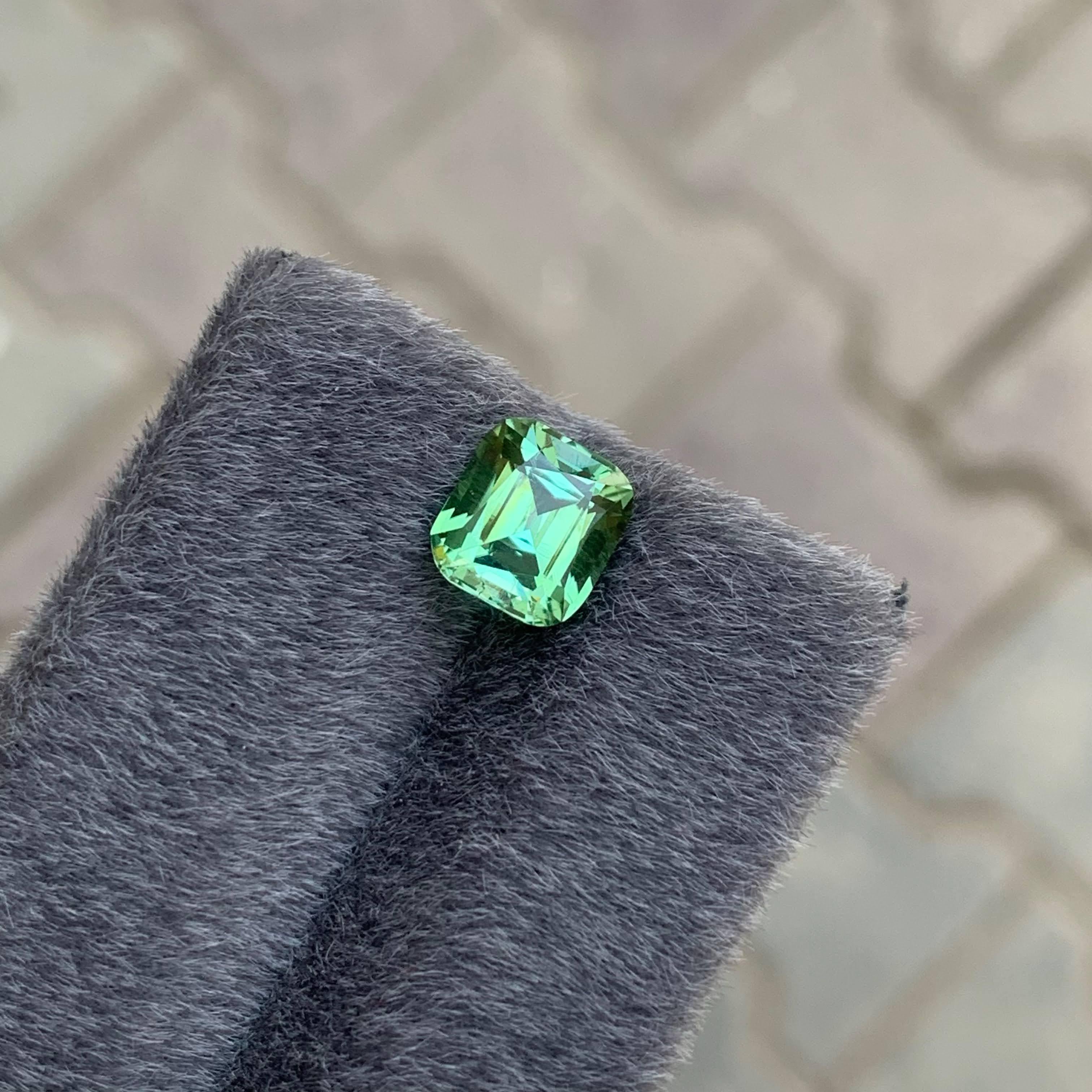 Moderne 2.10 Carat Natural Loose Mint Green Tourmaline Stone Cushion Cut Afghan Gemstone (pierre précieuse afghane) en vente