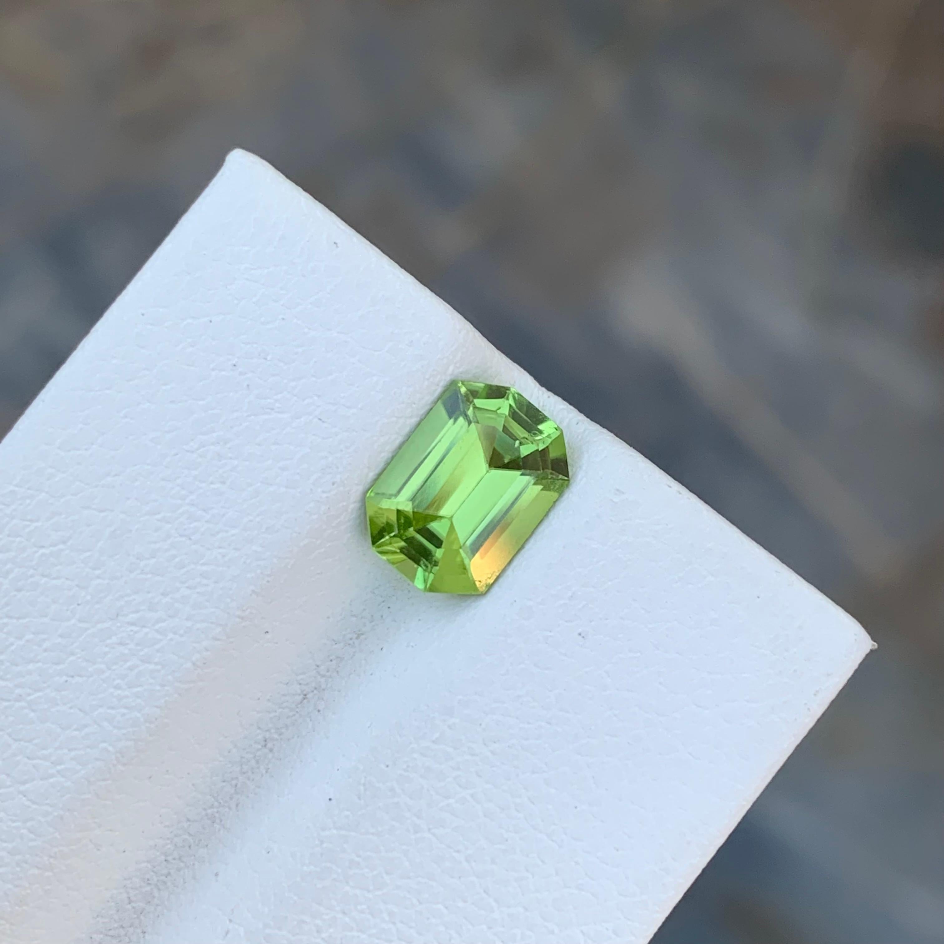 2.10 Carat Natural Loose Octagon Cut Peridot Gem For Jewellery Making  In New Condition For Sale In Peshawar, PK