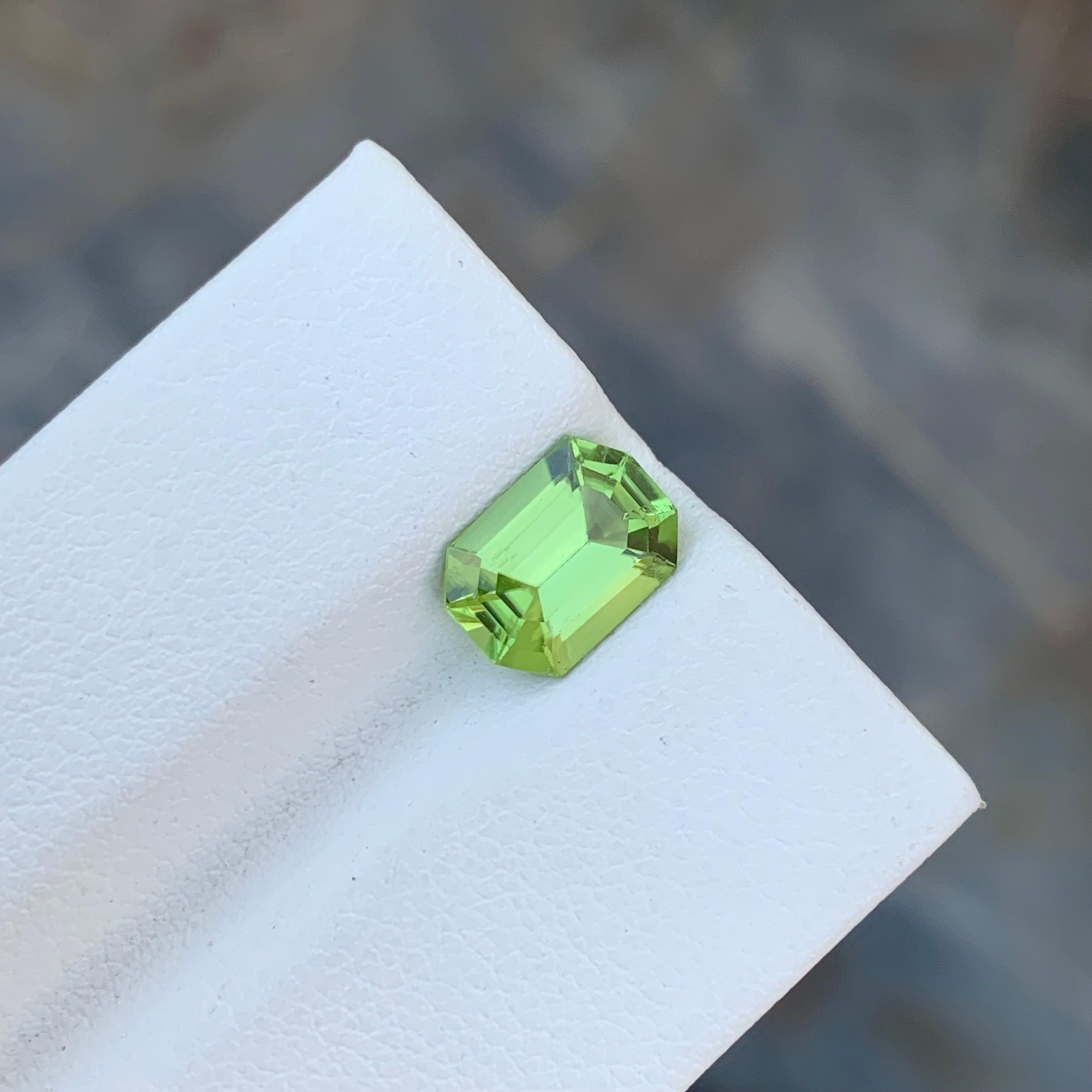 Women's or Men's 2.10 Carat Natural Loose Octagon Cut Peridot Gem For Jewellery Making  For Sale