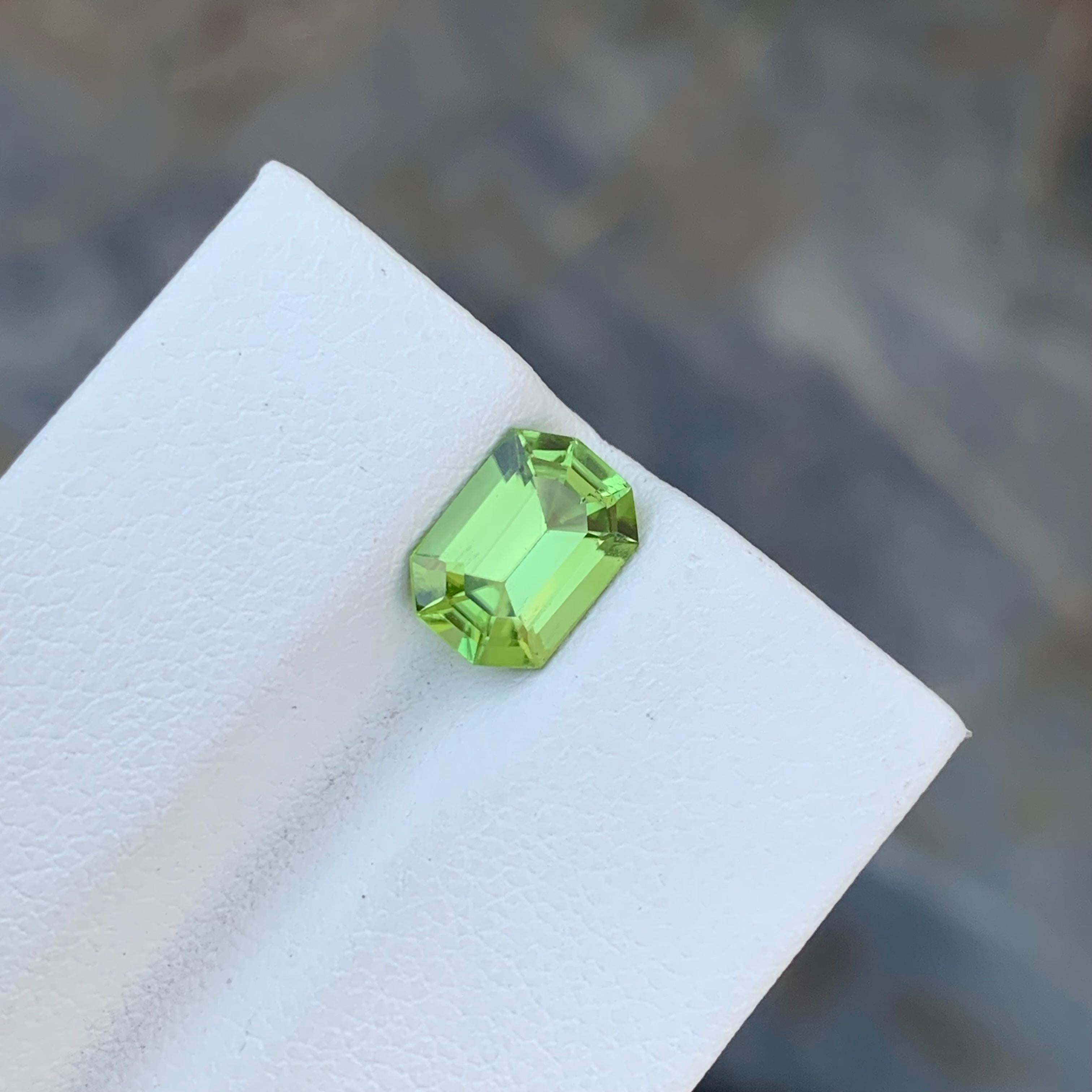 2.10 Carat Natural Loose Octagon Cut Peridot Gem For Jewellery Making  For Sale 1