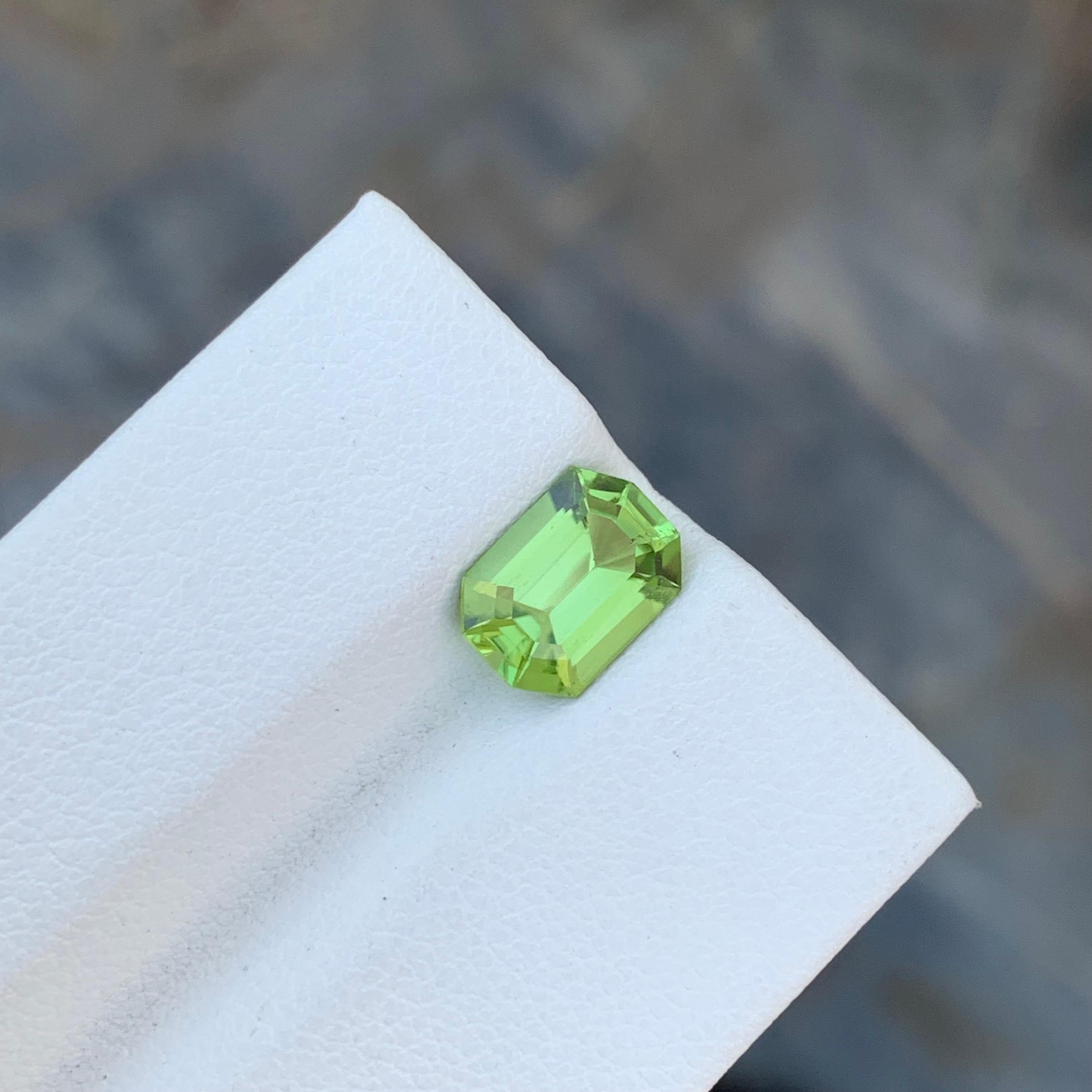 2.10 Carat Natural Loose Octagon Cut Peridot Gem For Jewellery Making  For Sale 2