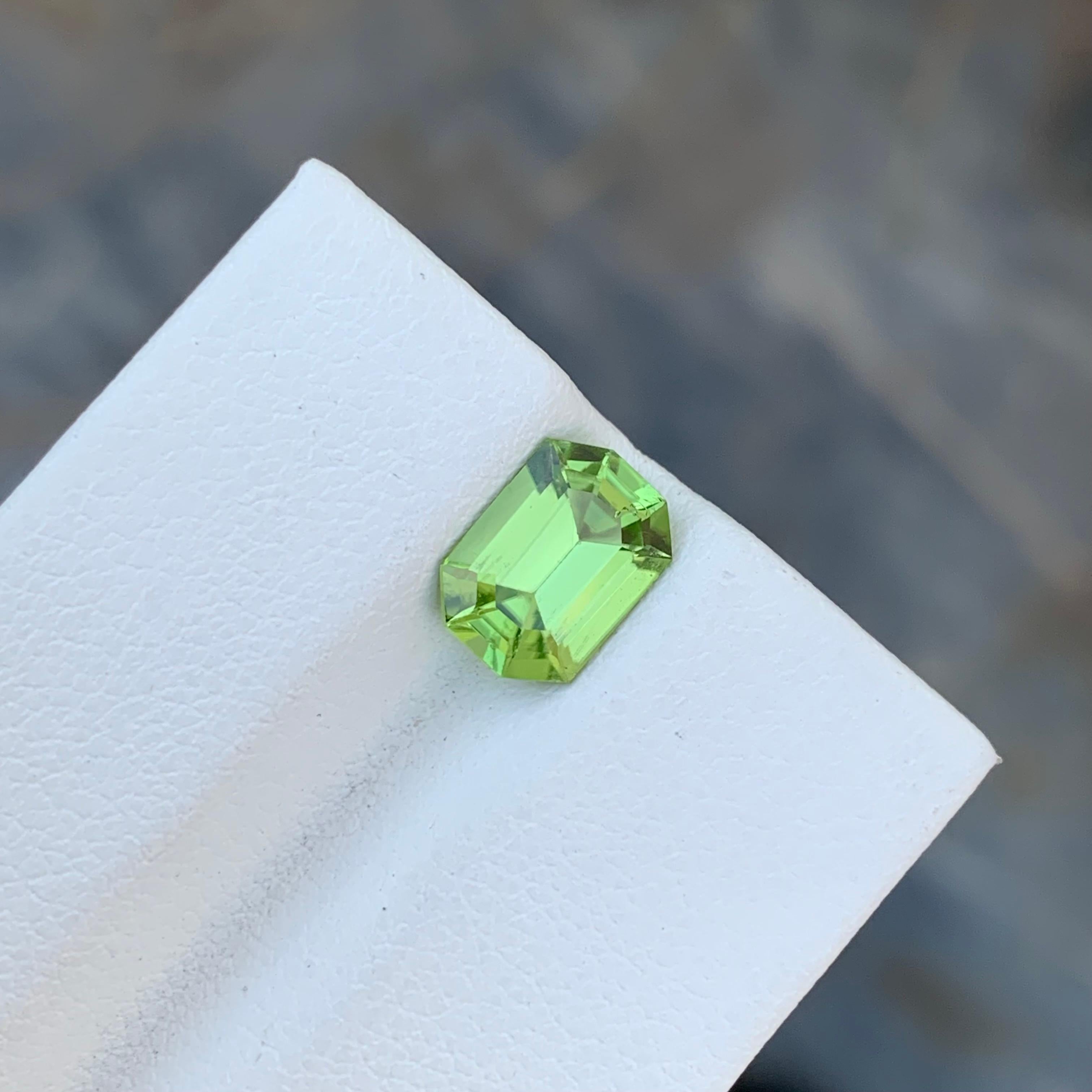 2.10 Carat Natural Loose Octagon Cut Peridot Gem For Jewellery Making  For Sale 3