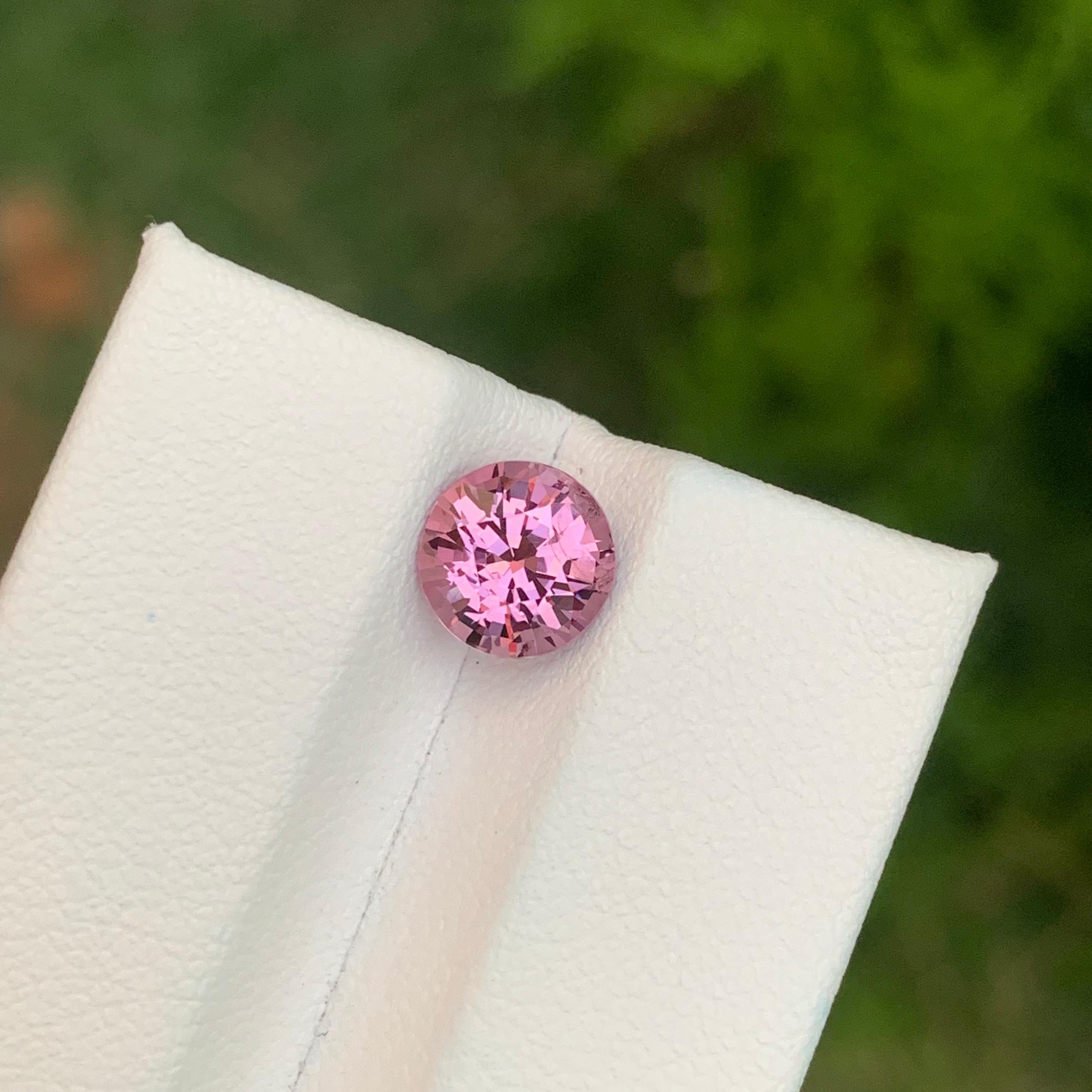 Spinelle rose facettée

Poids : 2,10 carats
Dimension : 7,4 x 7,4 x 5,4 mm
Couleur : Rose
Traitement : Non
Origine : Tanzanie
Forme : ronde 
Certificat : Sur demande

La Brilliante est une pierre précieuse captivante appréciée pour ses couleurs