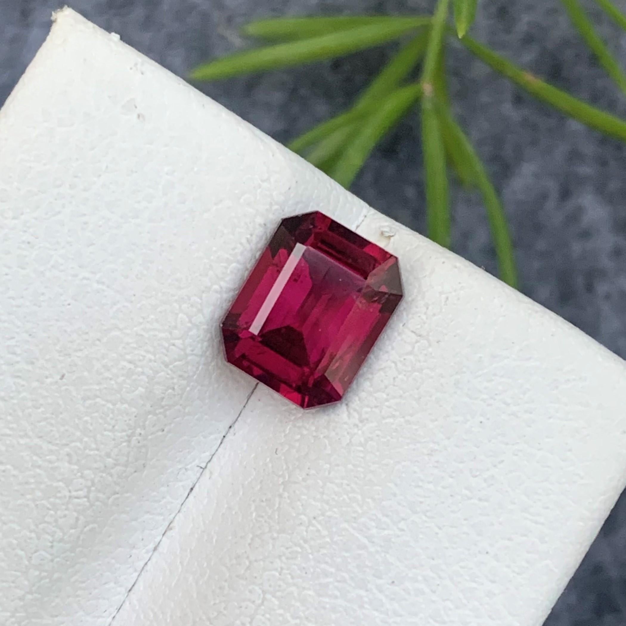 2.10 Carat Natural Loose Pinkish Red Rhodolite Garnet Emerald Cut Gemstone In New Condition For Sale In Peshawar, PK