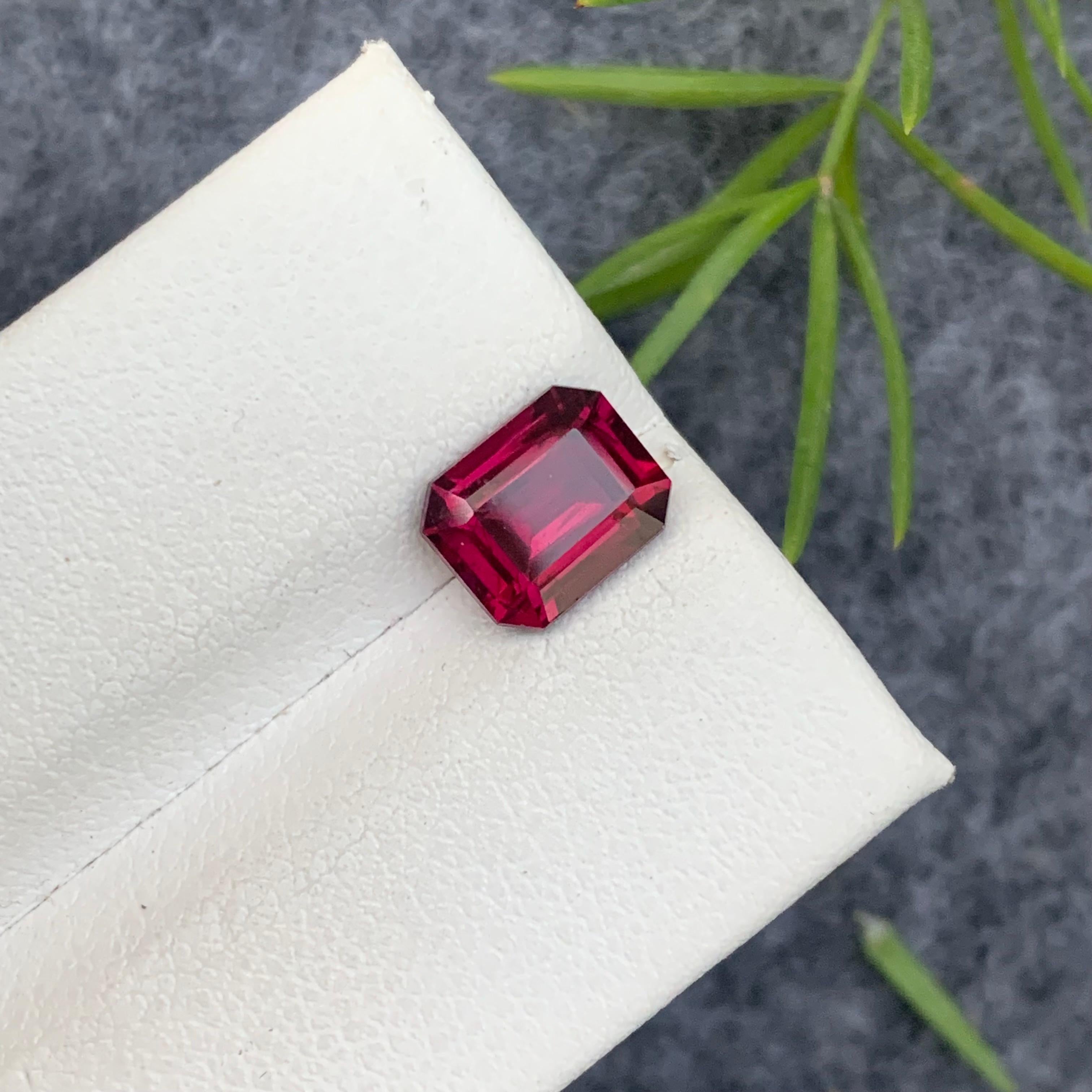 2.10 Carat Natural Loose Pinkish Red Rhodolite Garnet Emerald Cut Gemstone (pierre précieuse de taille émeraude) Unisexe en vente