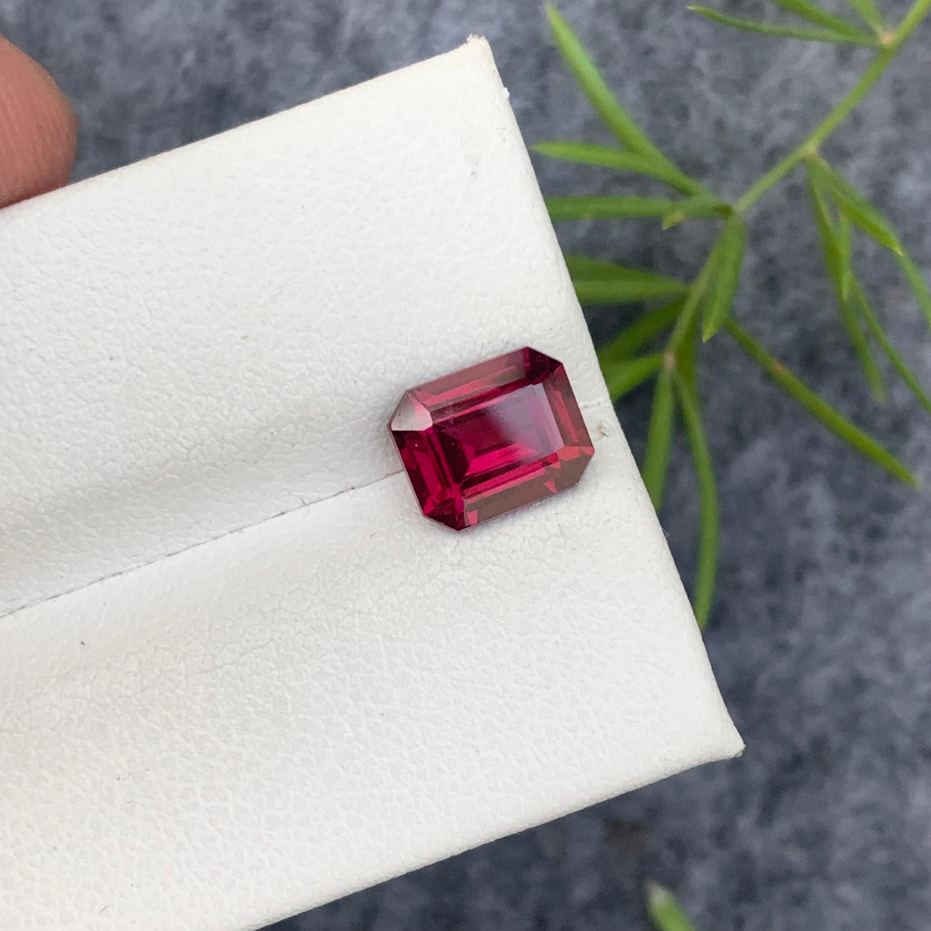2.10 Carat Natural Loose Pinkish Red Rhodolite Garnet Emerald Cut Gemstone (pierre précieuse de taille émeraude) en vente 2