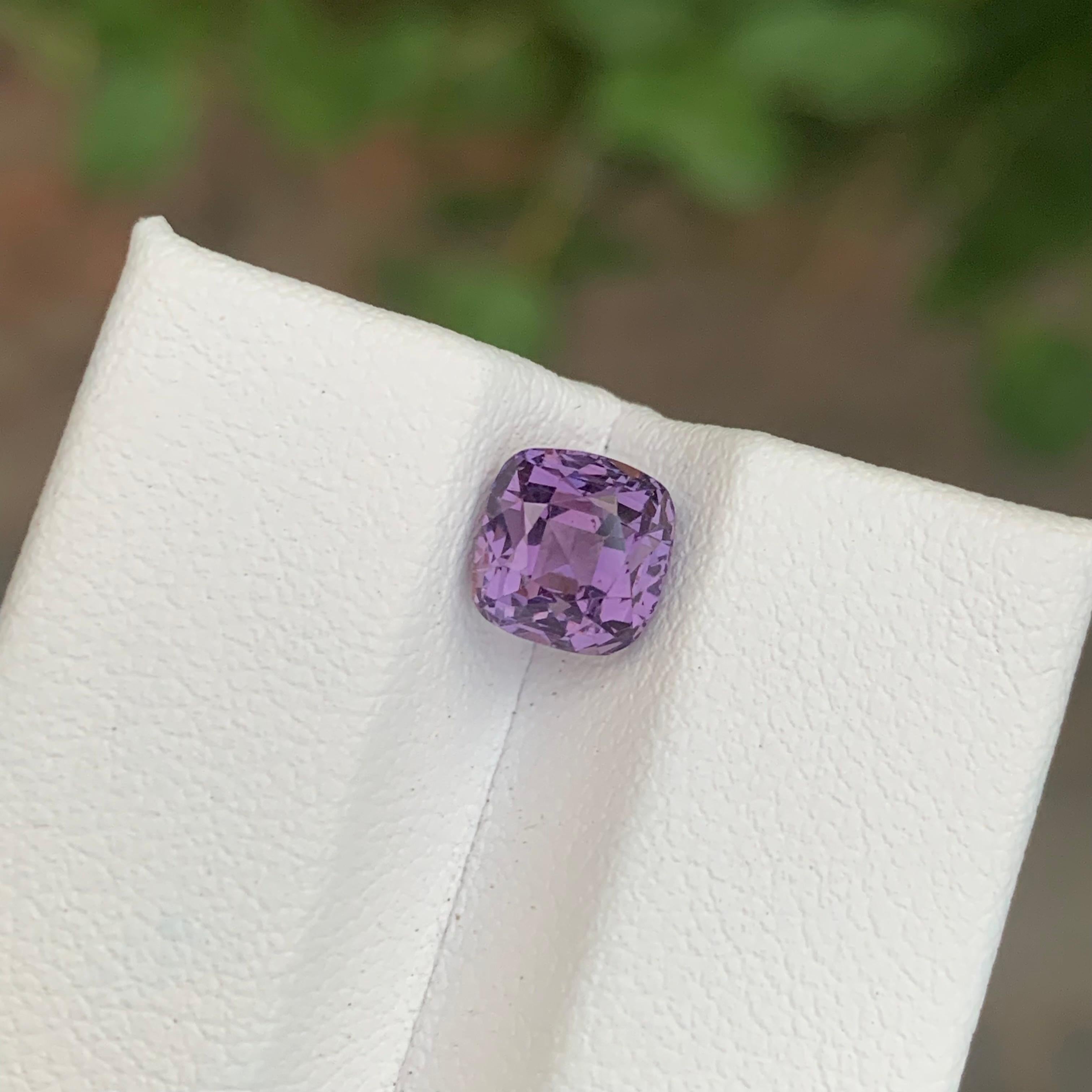 2.10 quilates de espinela púrpura natural suelta en forma de cojín en venta 1