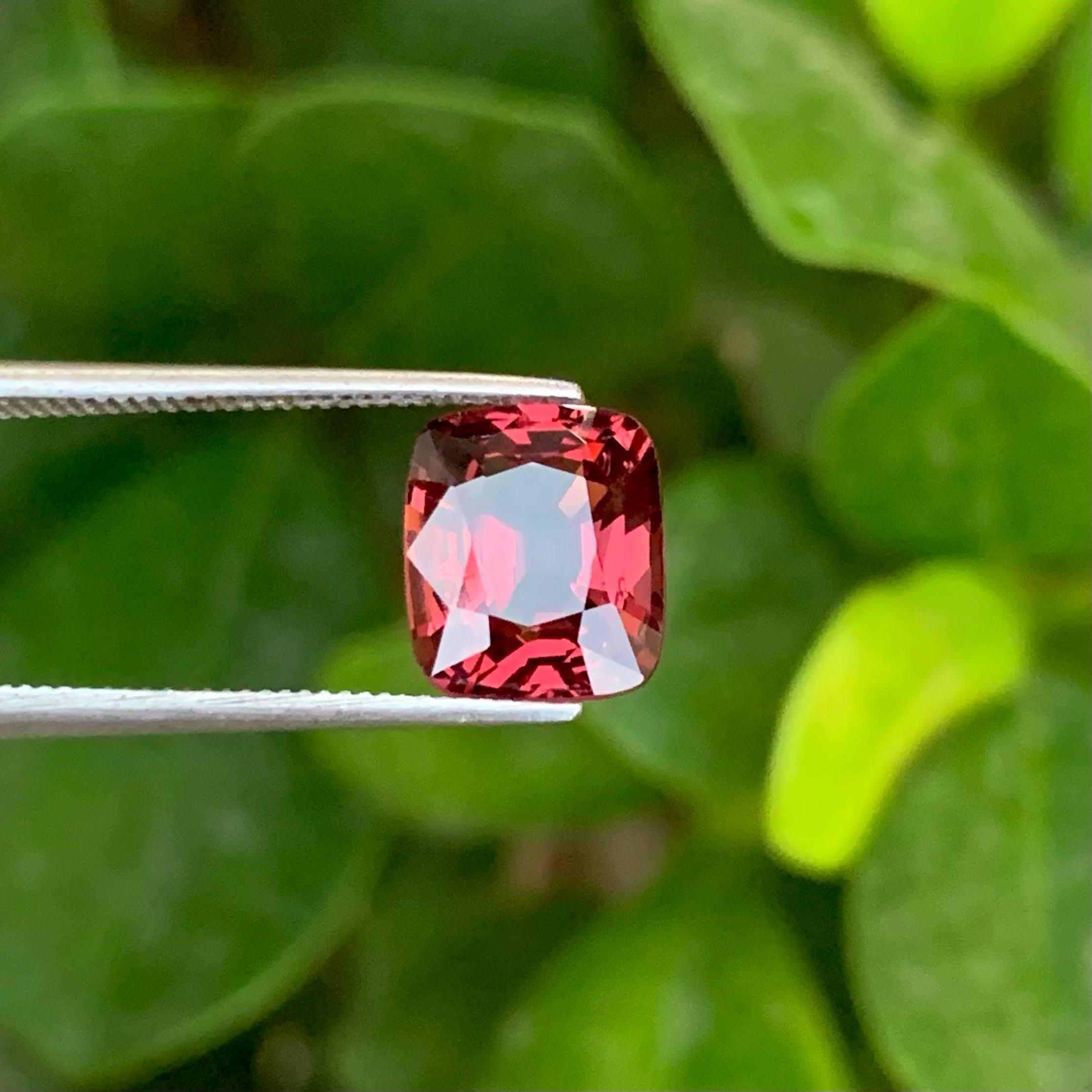 Peso 2,10 carati 
Dimensioni 8,2x7,1x4,2 mm
Trattamento Nessuno
Origine Birmana 
Chiarezza VVS 
Forma taglio cuscino 





Questo spinello arancione rossastro sfuso da 2,10 carati mostra una brillantezza ardente, evidenziata dall'elegante taglio a