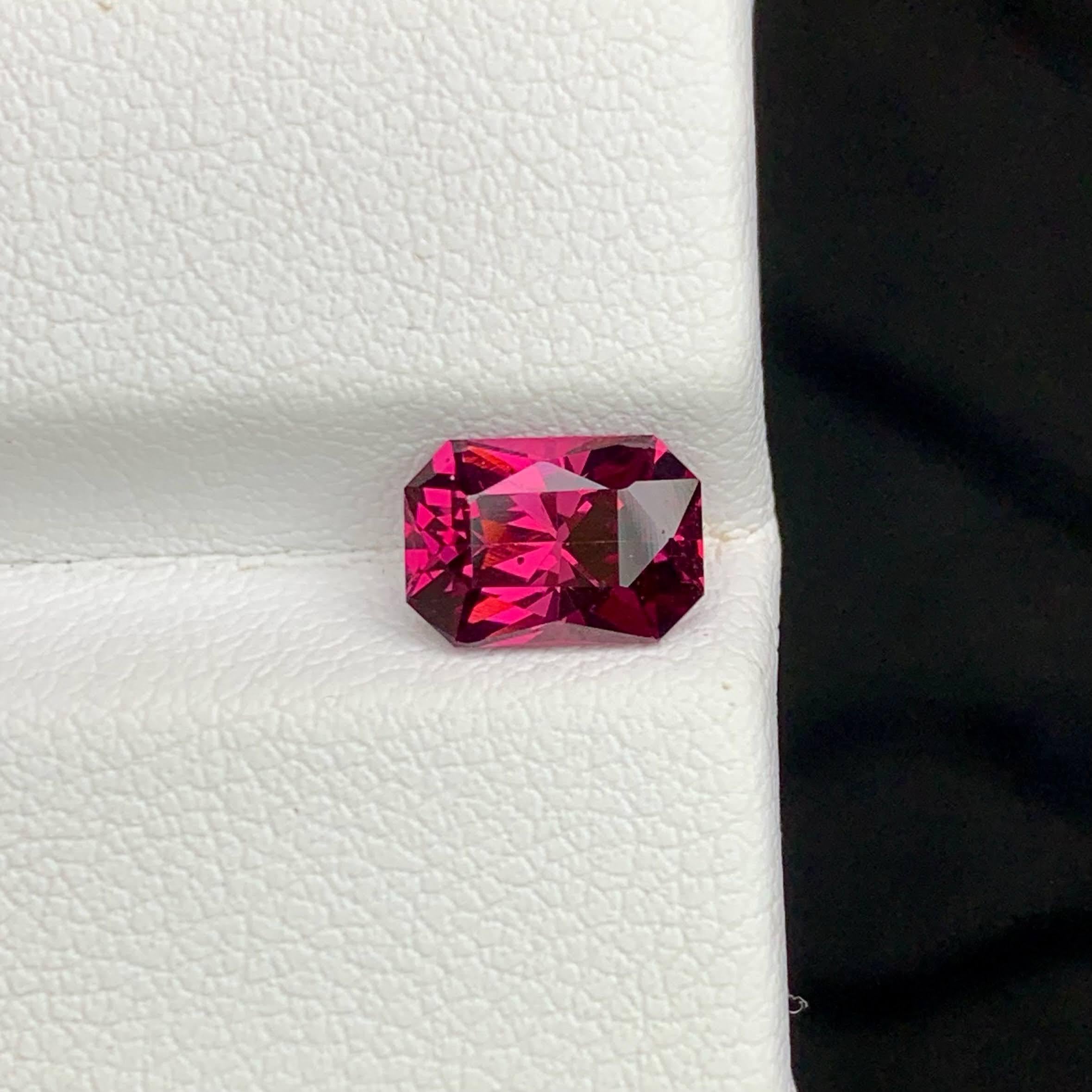 Peso 2,10 carati 
Dimensioni 8,4x5,8x4,8 mm
Trattamento Nessuno 
Origine Africa 
Chiarezza VVS 
Forbici per il taglio della forma 





Questo granato rosa rossastro sfuso da 2,10 carati è caratterizzato da un raro e accattivante taglio a forbice,