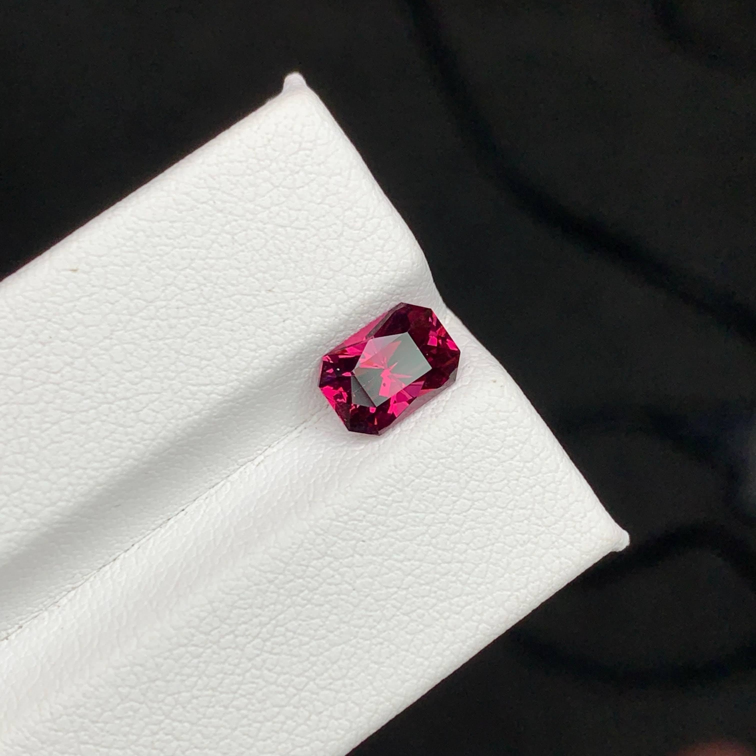 Moderno 2,10 carati di granato rosa rossastro sciolto naturale tagliato a forbice Gemma del Madagascar in vendita