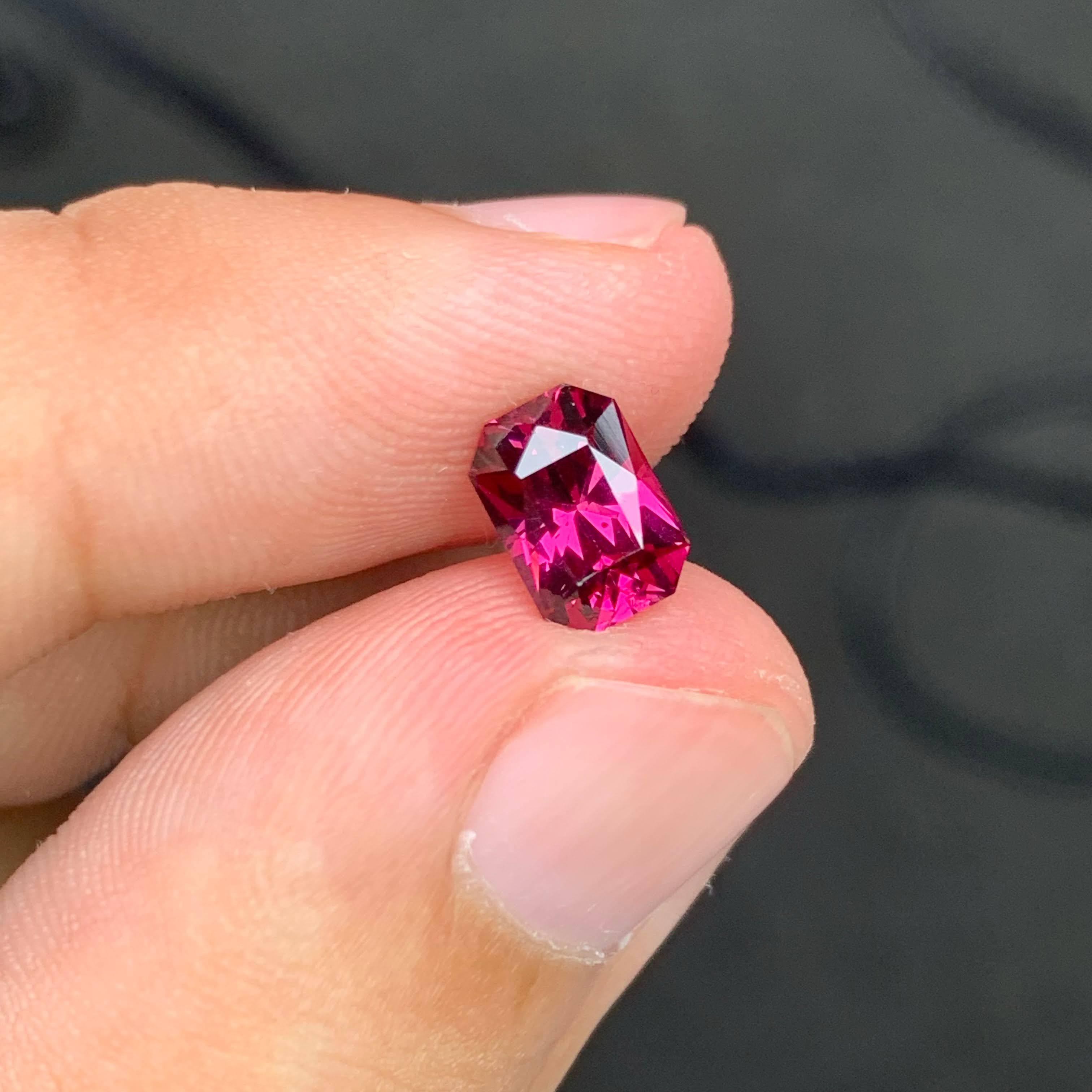 2,10 carati di granato rosa rossastro sciolto naturale tagliato a forbice Gemma del Madagascar in vendita 1