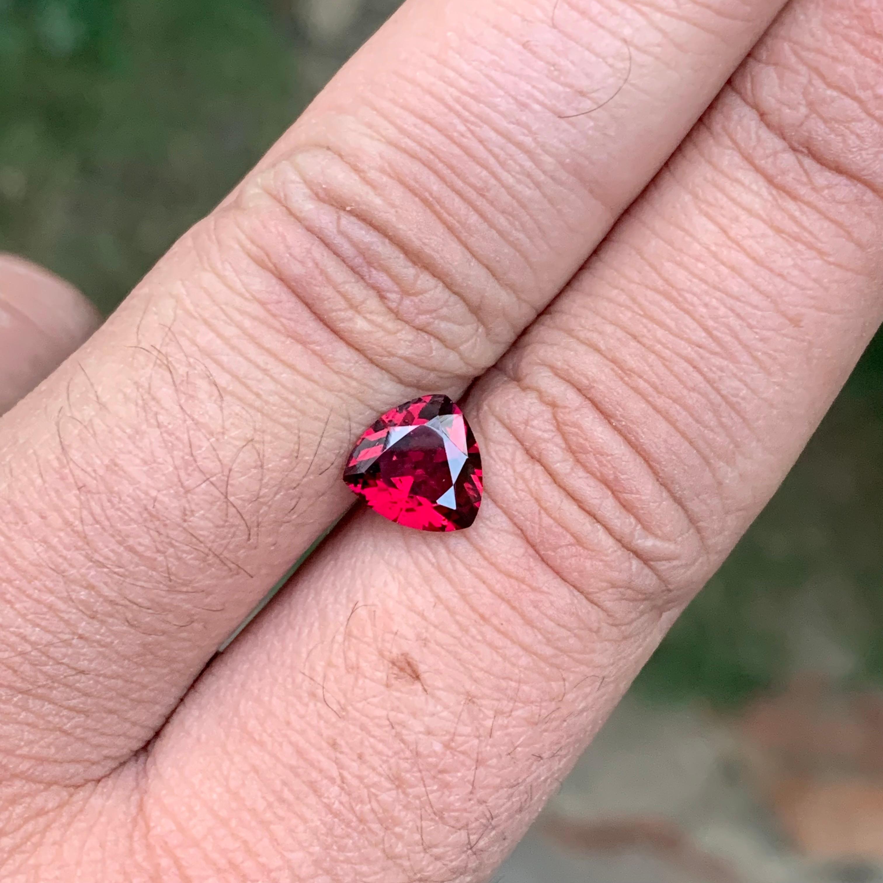 Pierre précieuse rhodolite naturelle non sertie de 2,10 carats en forme de trillion en vente 4