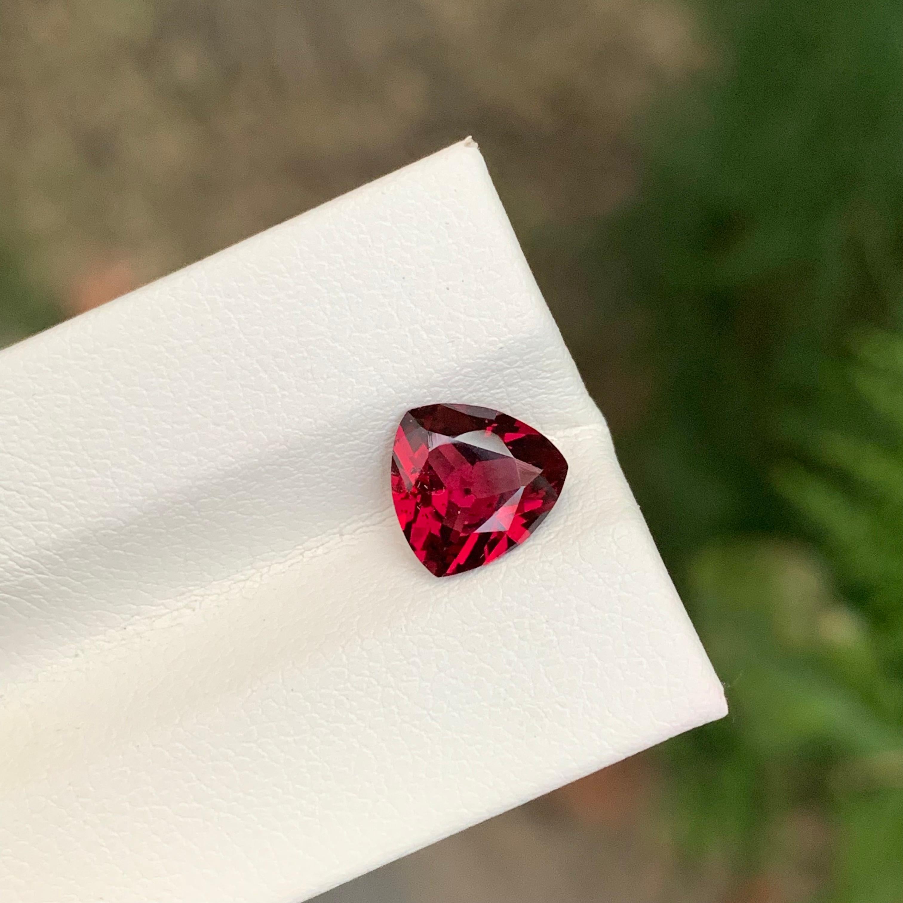 Pierre précieuse rhodolite naturelle non sertie de 2,10 carats en forme de trillion en vente 5