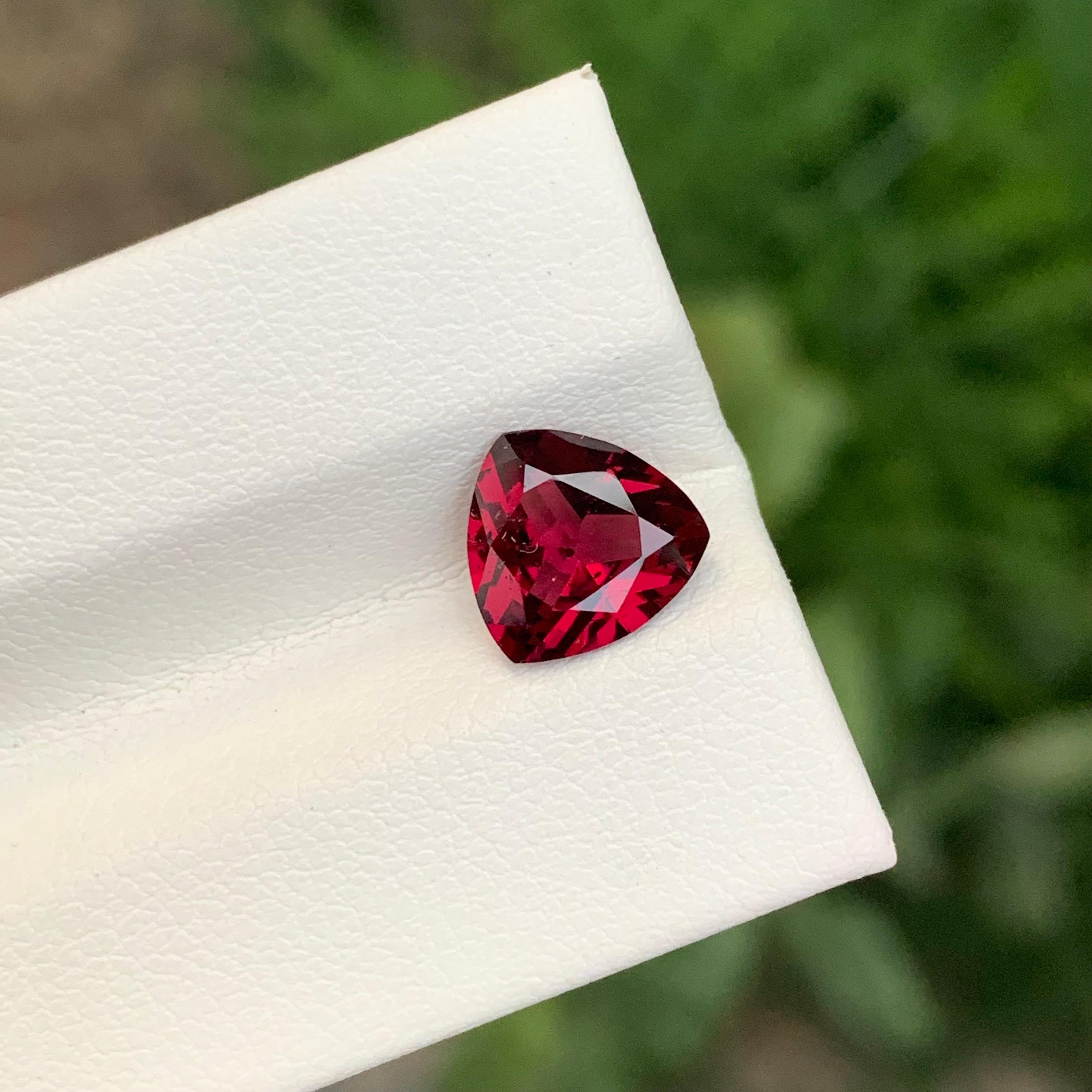 Grenat rhodolite en vrac

Poids : 2,10 carats
Dimension : 8.3 x 8.1 x 4.2 Mm
Couleur : Rouge
Origine : Afrique
Traitement : Non
Forme : Trillion 

Le grenat rhodolite, une pierre précieuse célèbre pour ses teintes rouge-pourpre enchanteresses,