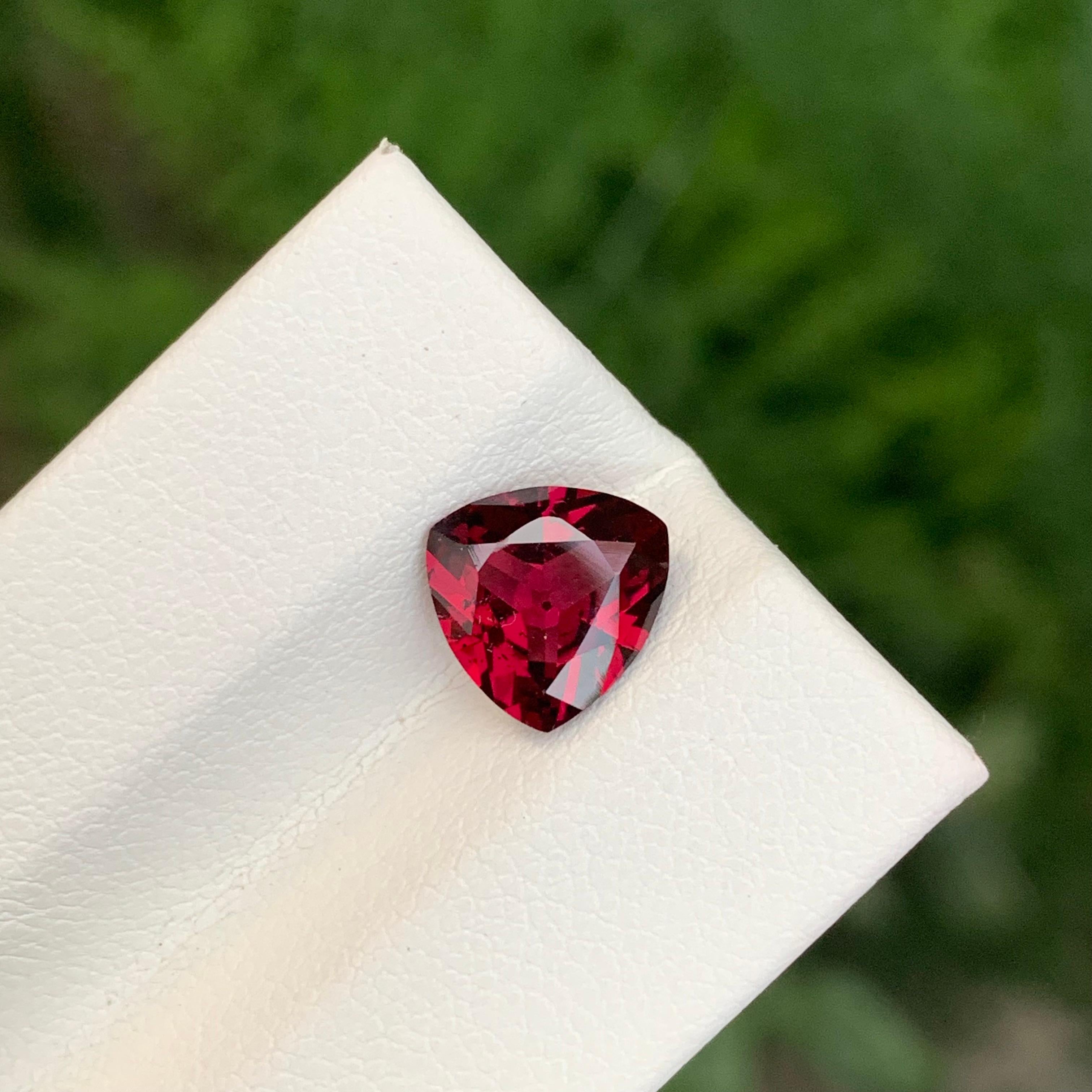 Arts and Crafts Pierre précieuse rhodolite naturelle non sertie de 2,10 carats en forme de trillion en vente