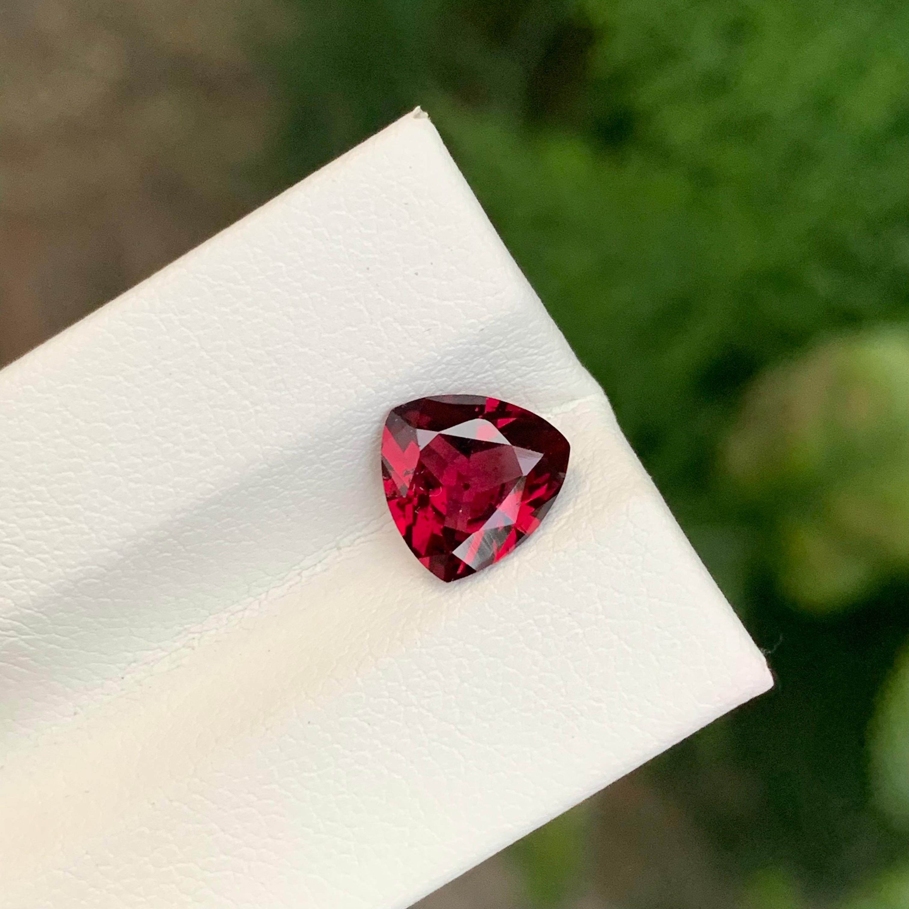 Taille trillion Pierre précieuse rhodolite naturelle non sertie de 2,10 carats en forme de trillion en vente