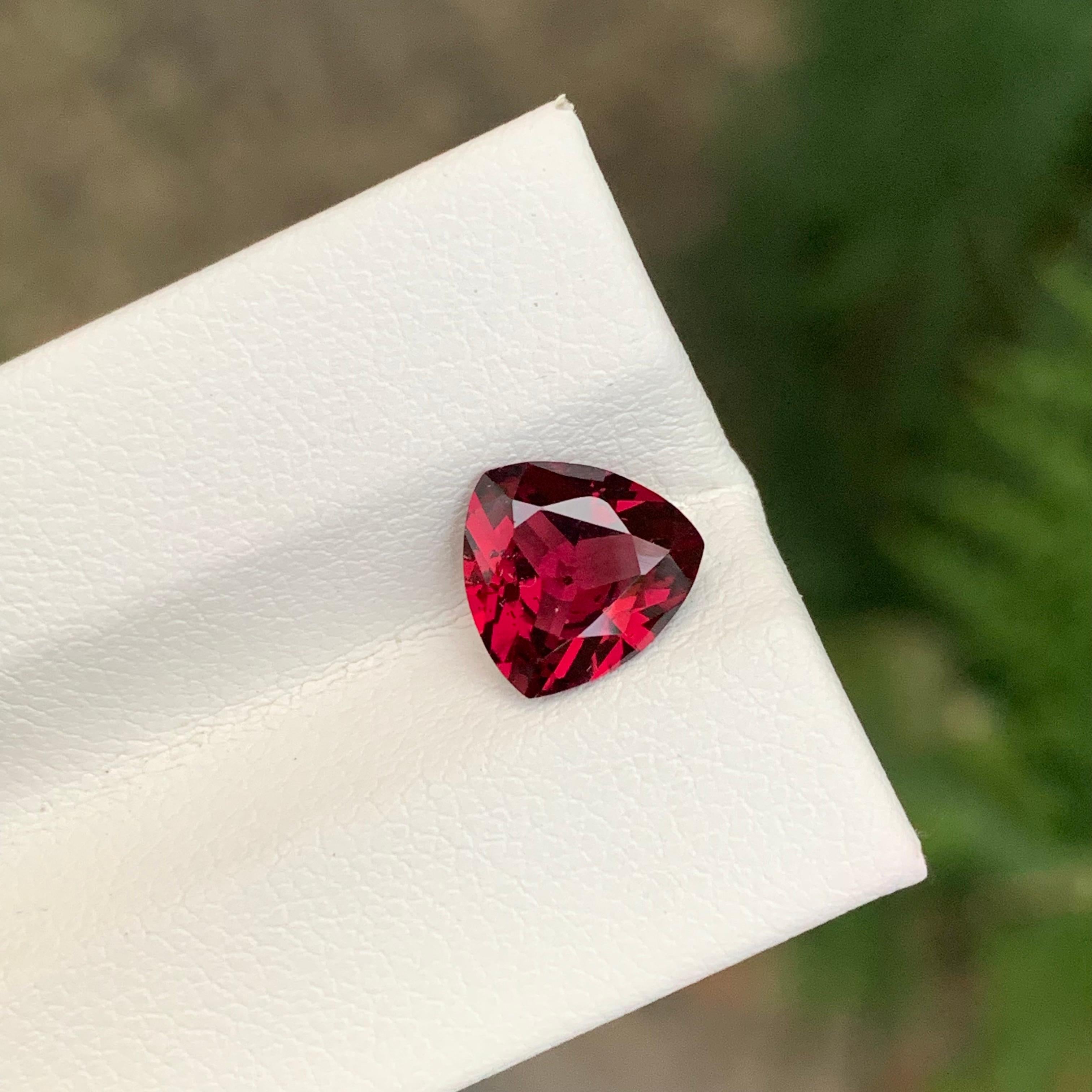 Pierre précieuse rhodolite naturelle non sertie de 2,10 carats en forme de trillion Neuf - En vente à Peshawar, PK