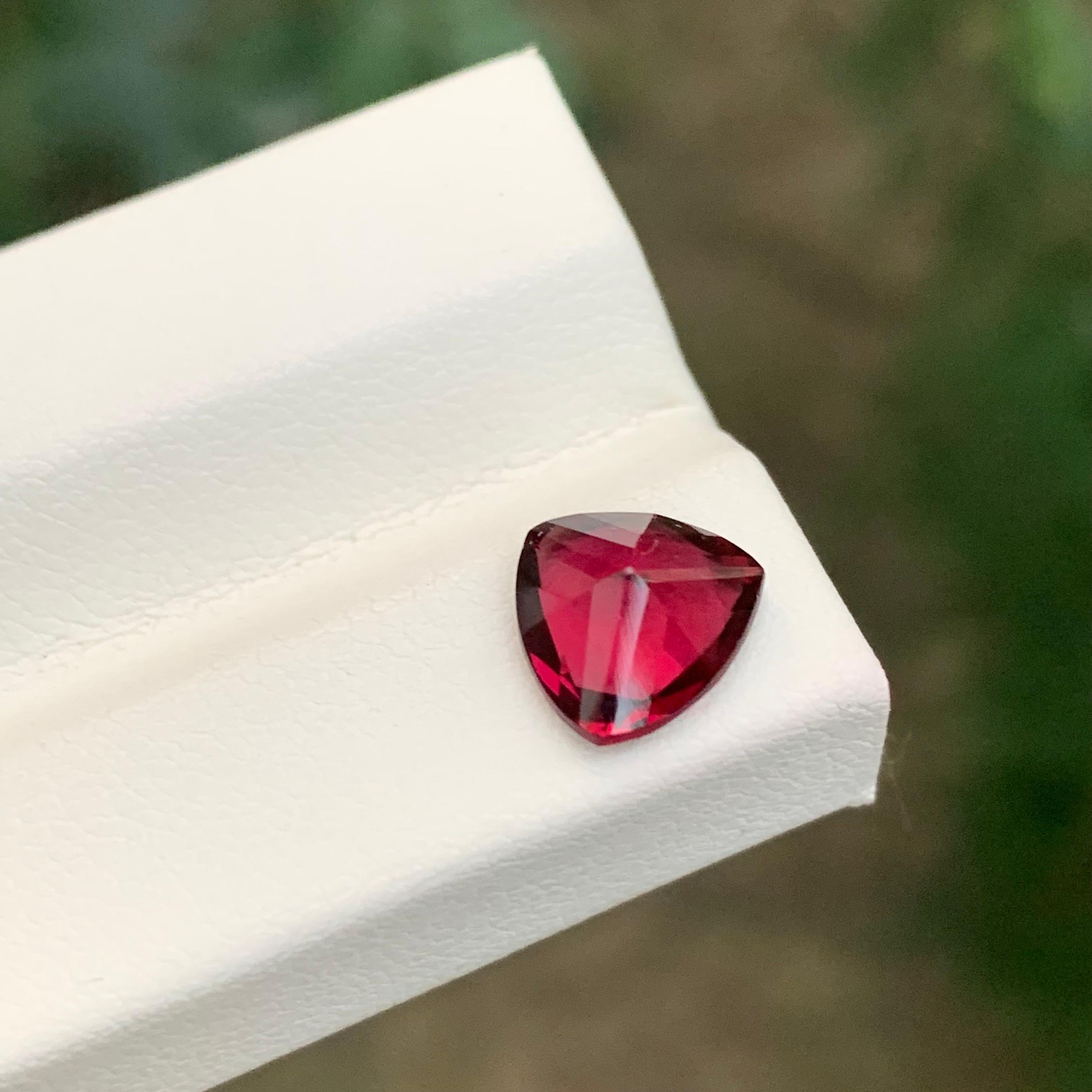 Pierre précieuse rhodolite naturelle non sertie de 2,10 carats en forme de trillion Unisexe en vente