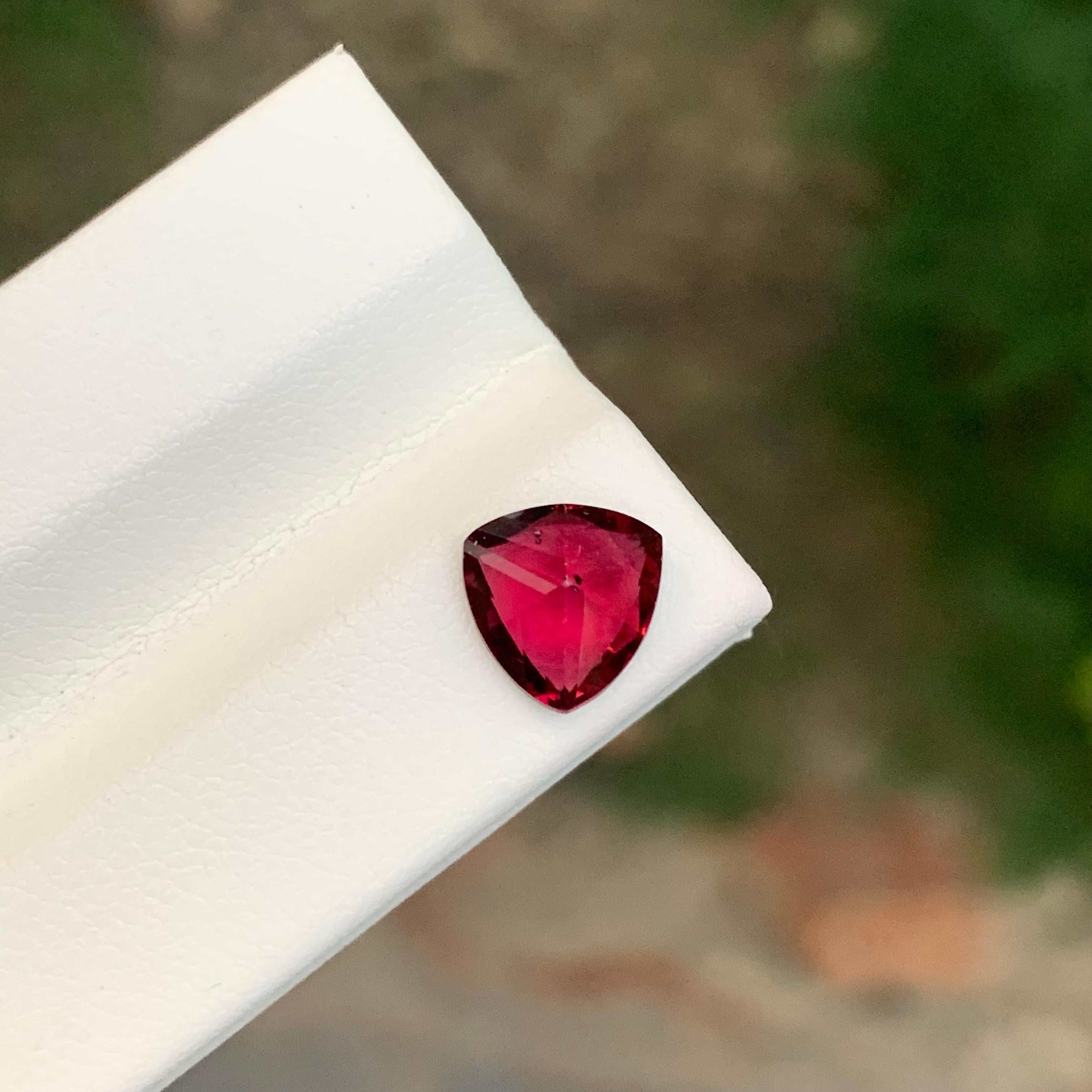 Pierre précieuse rhodolite naturelle non sertie de 2,10 carats en forme de trillion en vente 1