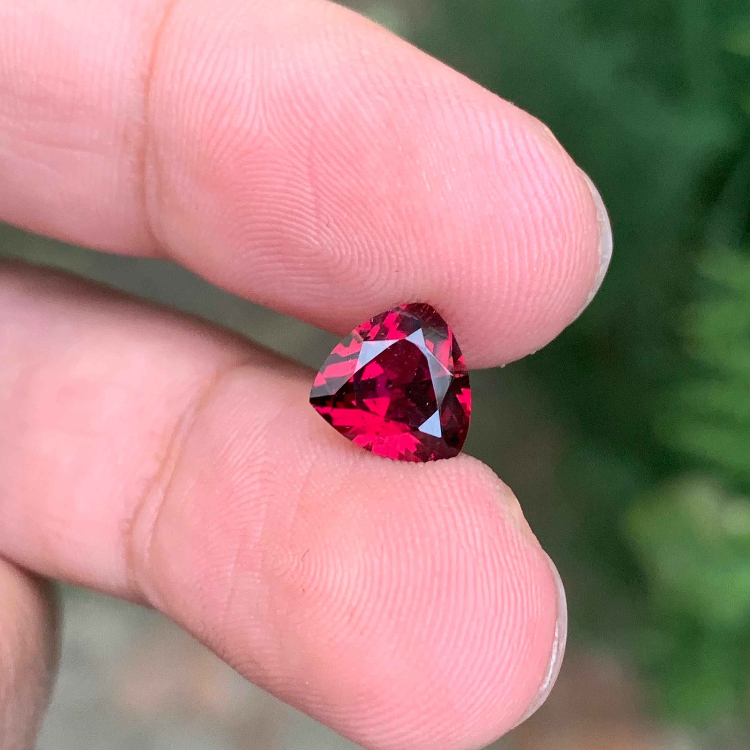 Pierre précieuse rhodolite naturelle non sertie de 2,10 carats en forme de trillion en vente 2