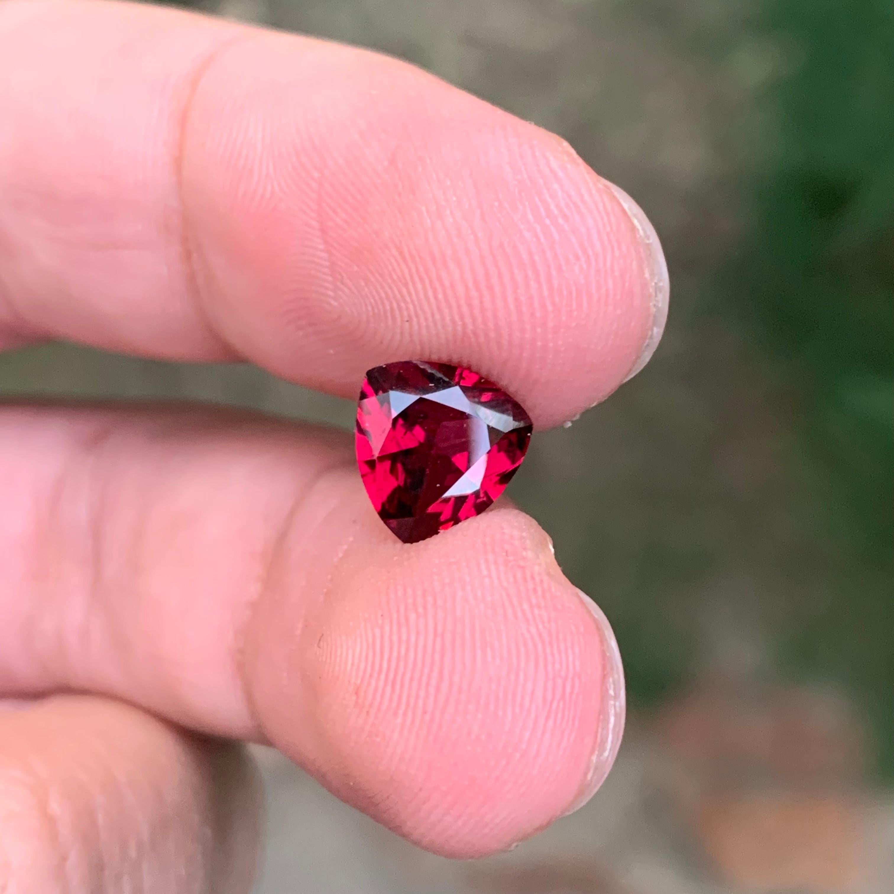 Pierre précieuse rhodolite naturelle non sertie de 2,10 carats en forme de trillion en vente 3
