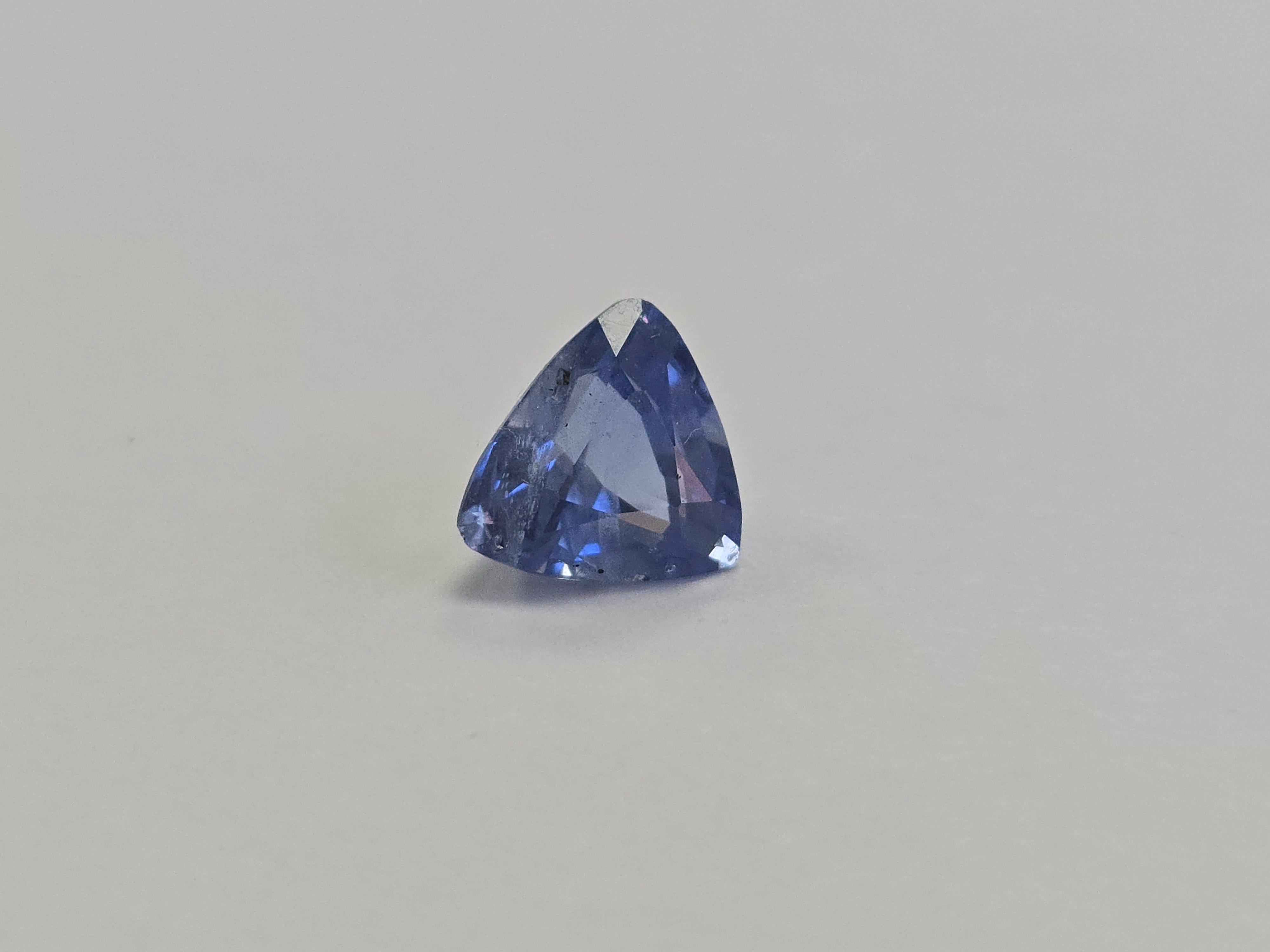 Zaffiro taglio triangolo naturale da 2,10 carati - Eleganza geometrica rara

Questo squisito zaffiro naturale da 2,10 carati presenta un taglio unico a triangolo (trillion), che mette in risalto la brillantezza della gemma attraverso linee pulite e