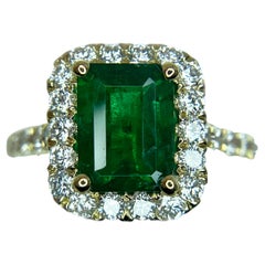 Bague en or jaune 18 carats avec émeraude verte riche de 2,10 carats et diamants