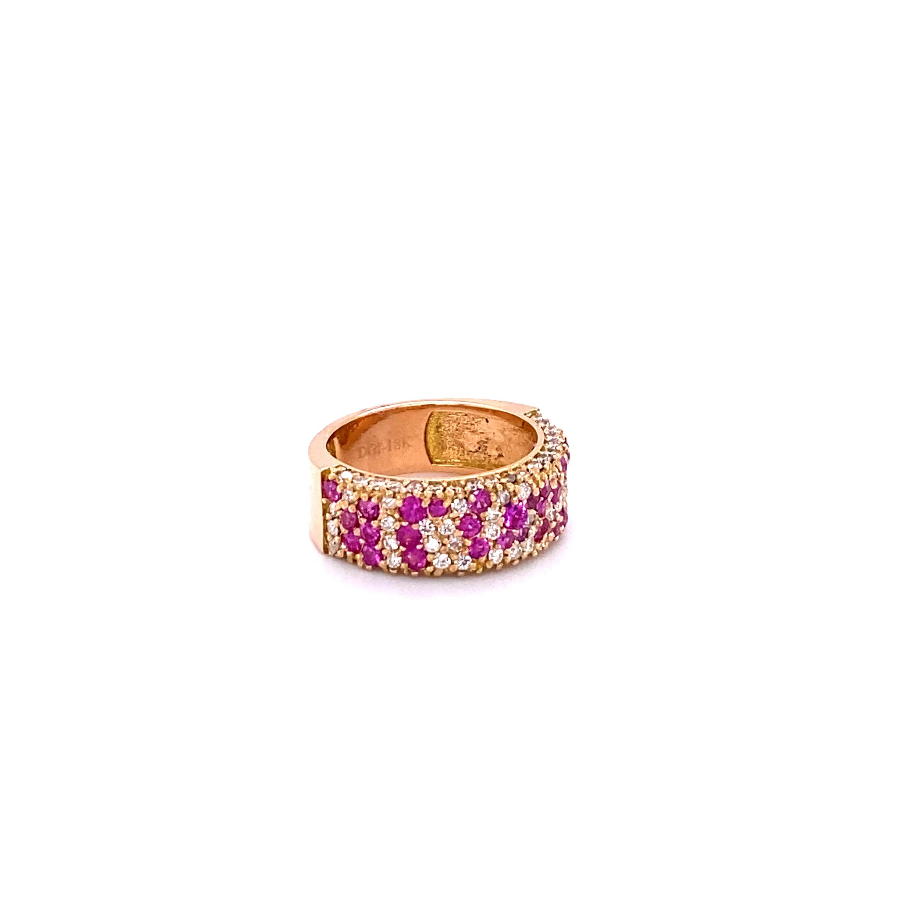 Ring aus 18 Karat Roségold mit 2,10 Karat Saphir und Diamant

Dieses einzigartige Band besteht aus einem Cluster von 35 rosa Saphiren mit einem Gewicht von 1,23 Karat und 75 Diamanten im Rundschliff mit einem Gewicht von 0,87 Karat.  Die Diamanten